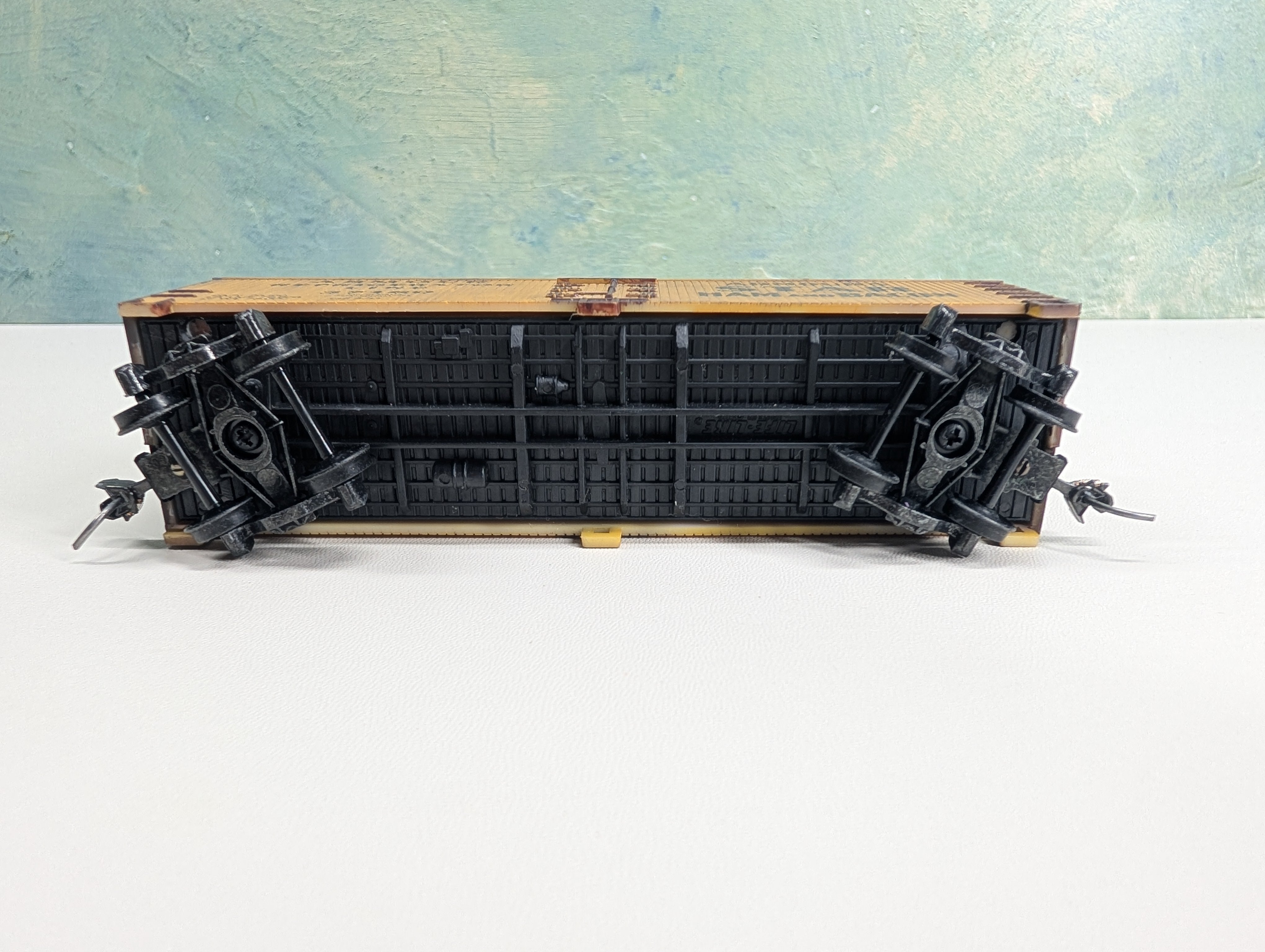 USED Life-Like HO Scale 38' Wooden Reefer Box Car Armour Refrigerator Line #37160 Weathered, Upgraded Trucks & Metal Wheels