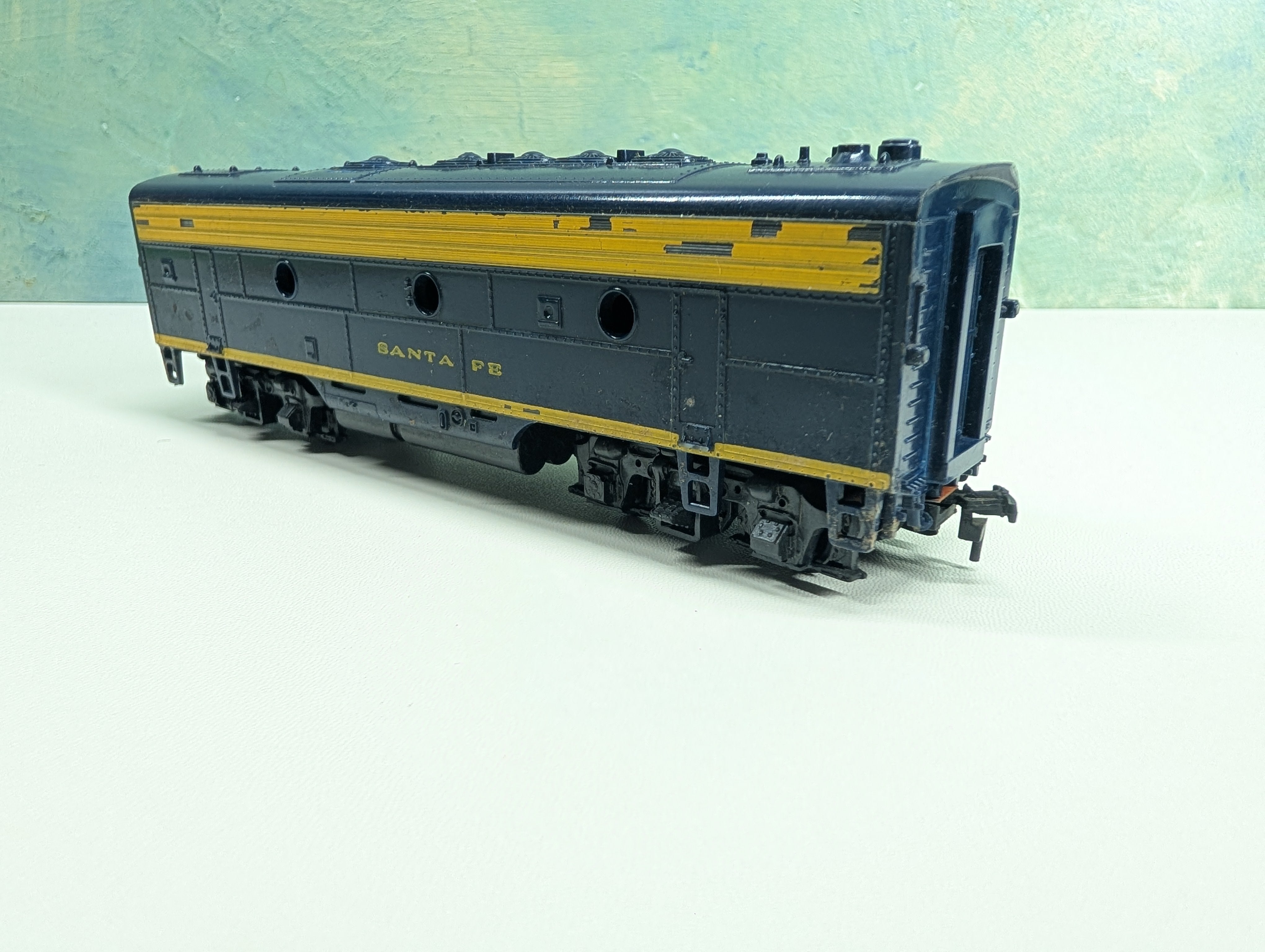 USED Athearn HO Scale Unpowered F7B Diesel Locomotive Santa Fe ATSF