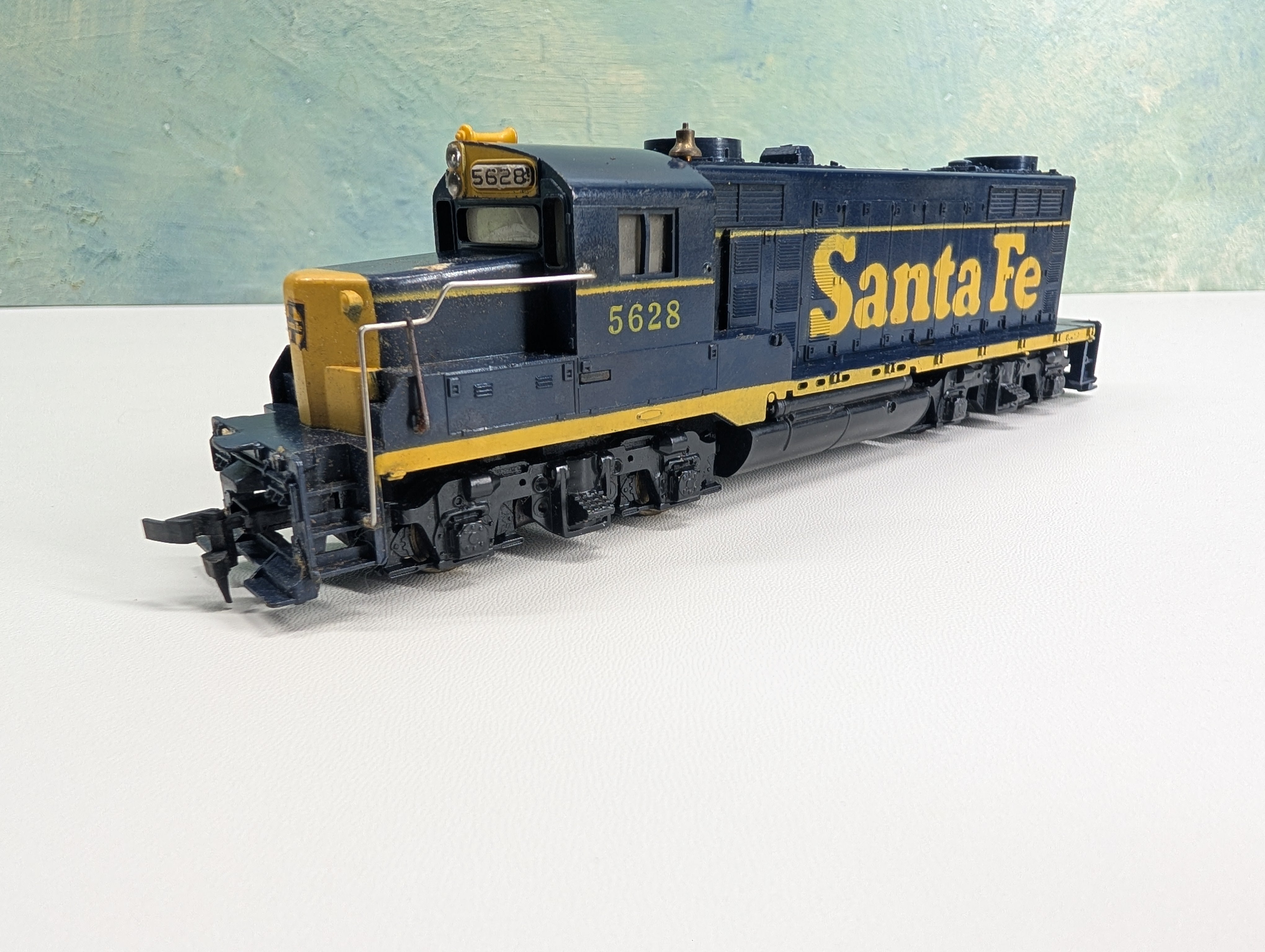 USED Mantua HO Scale GP20 Diesel Locomotive Santa Fe ATSF #5628 Tested! DC