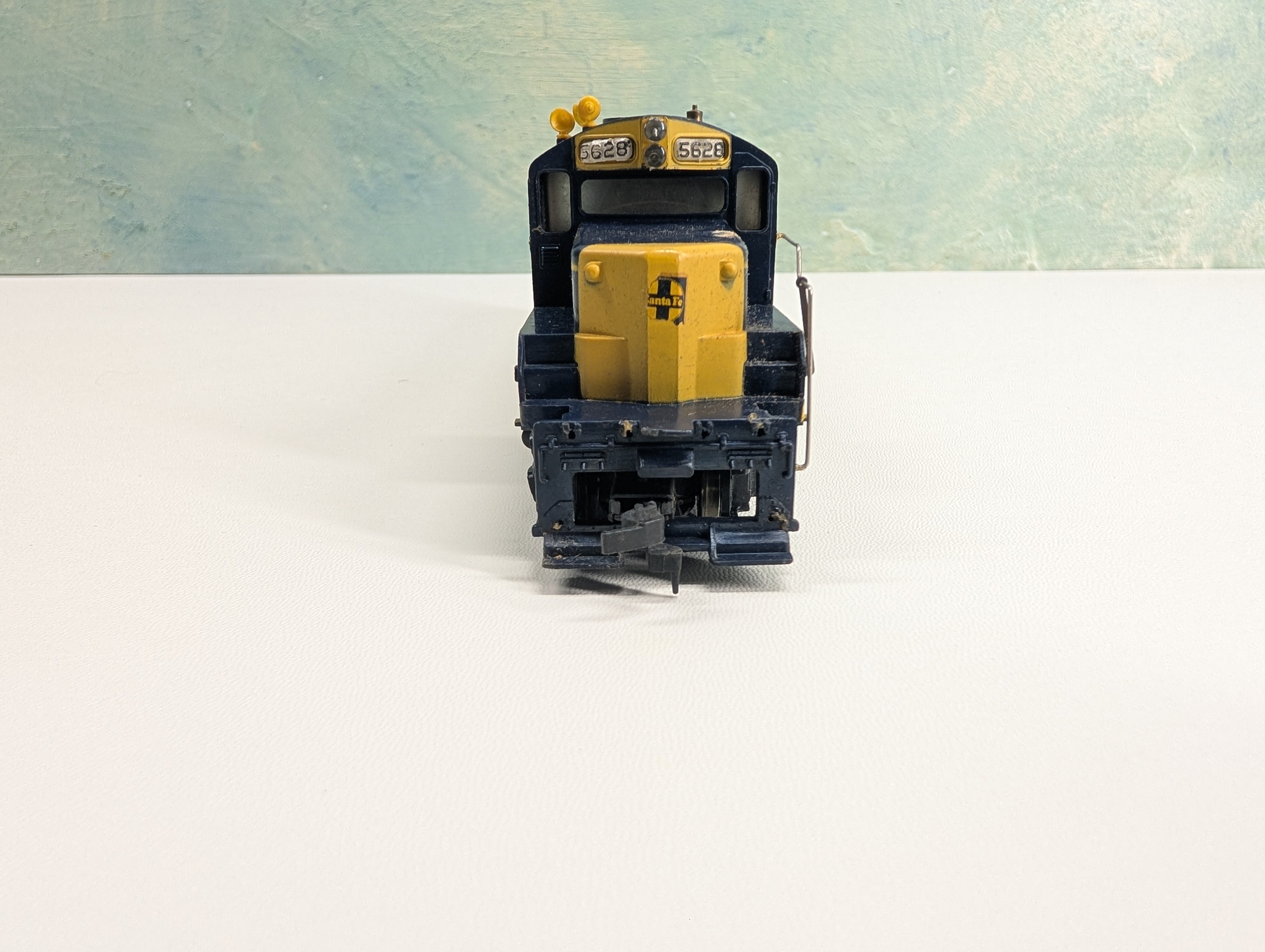 USED Mantua HO Scale GP20 Diesel Locomotive Santa Fe ATSF #5628 Tested! DC