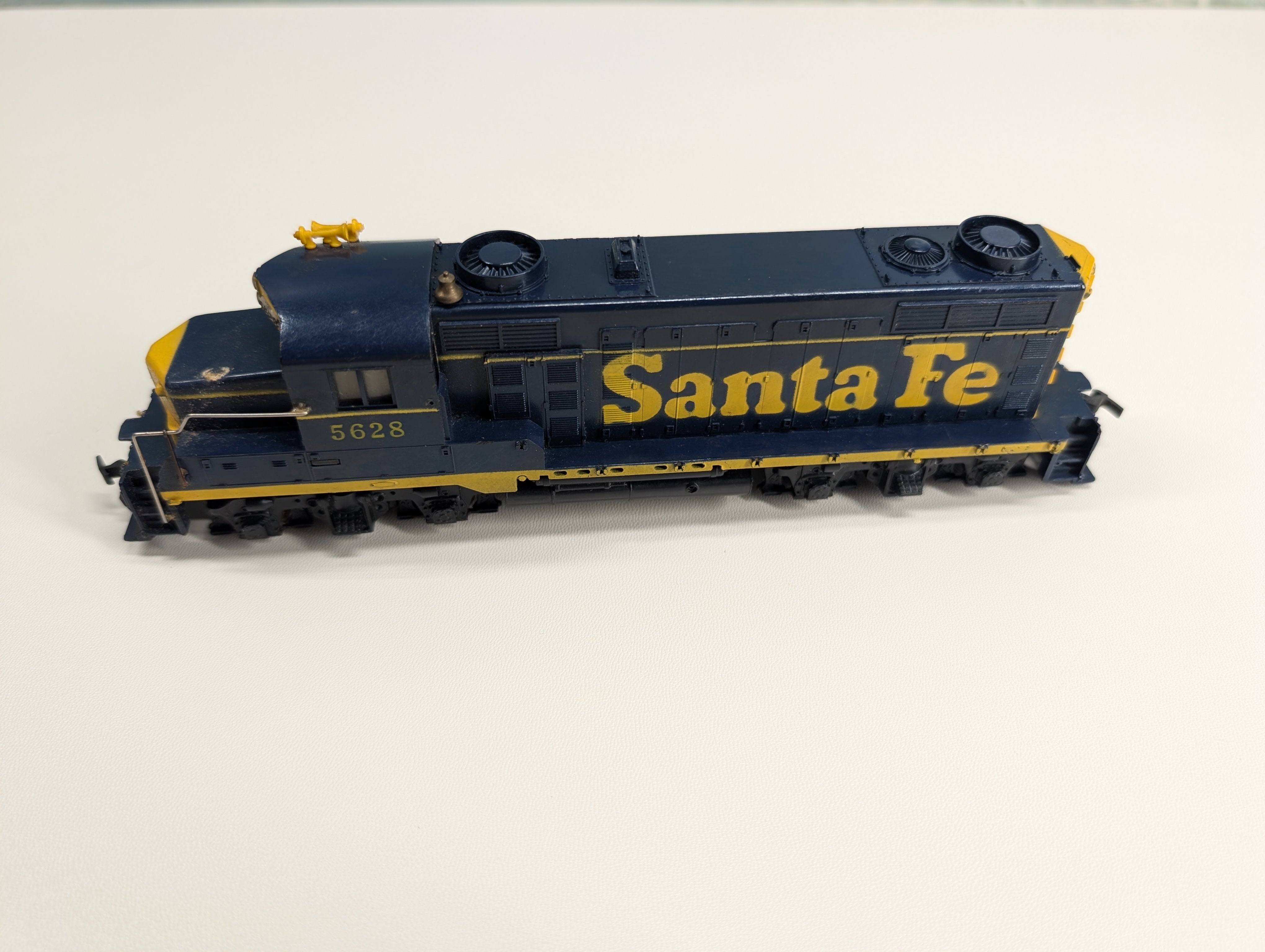 USED Mantua HO Scale GP20 Diesel Locomotive Santa Fe ATSF #5628 Tested! DC