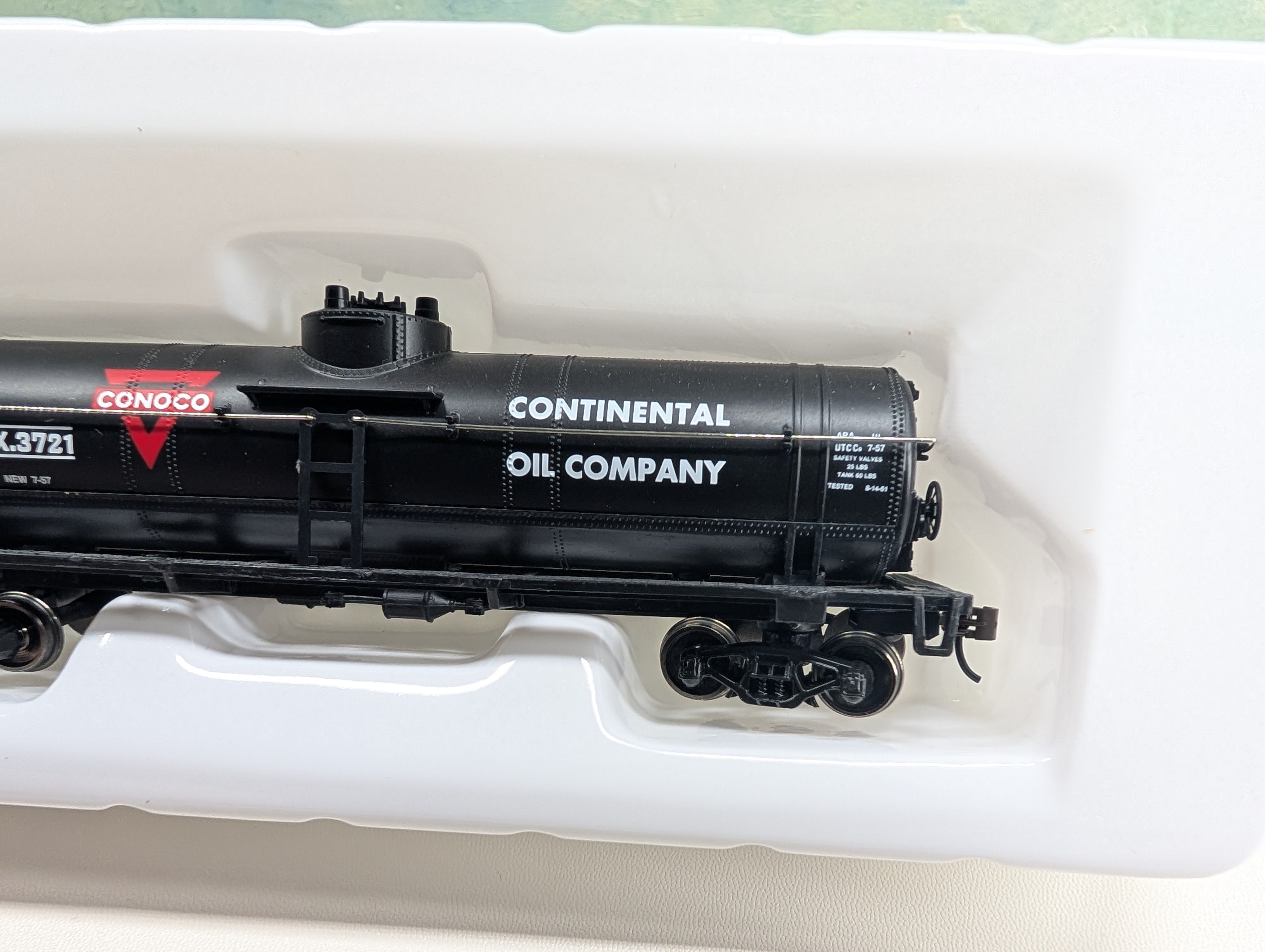 USED Walthers Trainline 931-1614 HO Scale Single Dome Tank Car Conoco CONX #3721 Metal Wheels