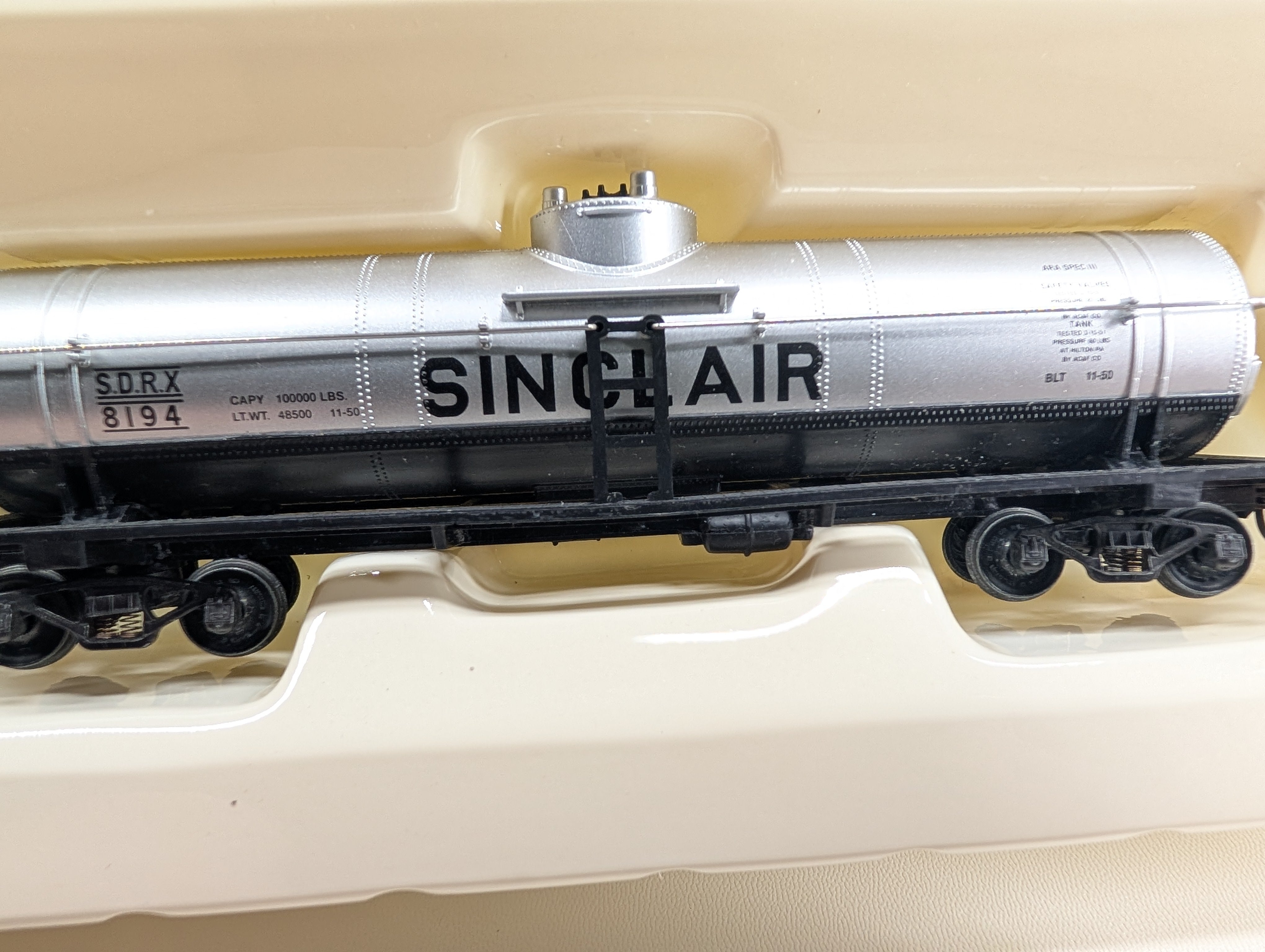 USED Walthers Trainline 931-611 HO Scale Single Dome Tank Car Sinclair SDRX #8194 Metal Wheels