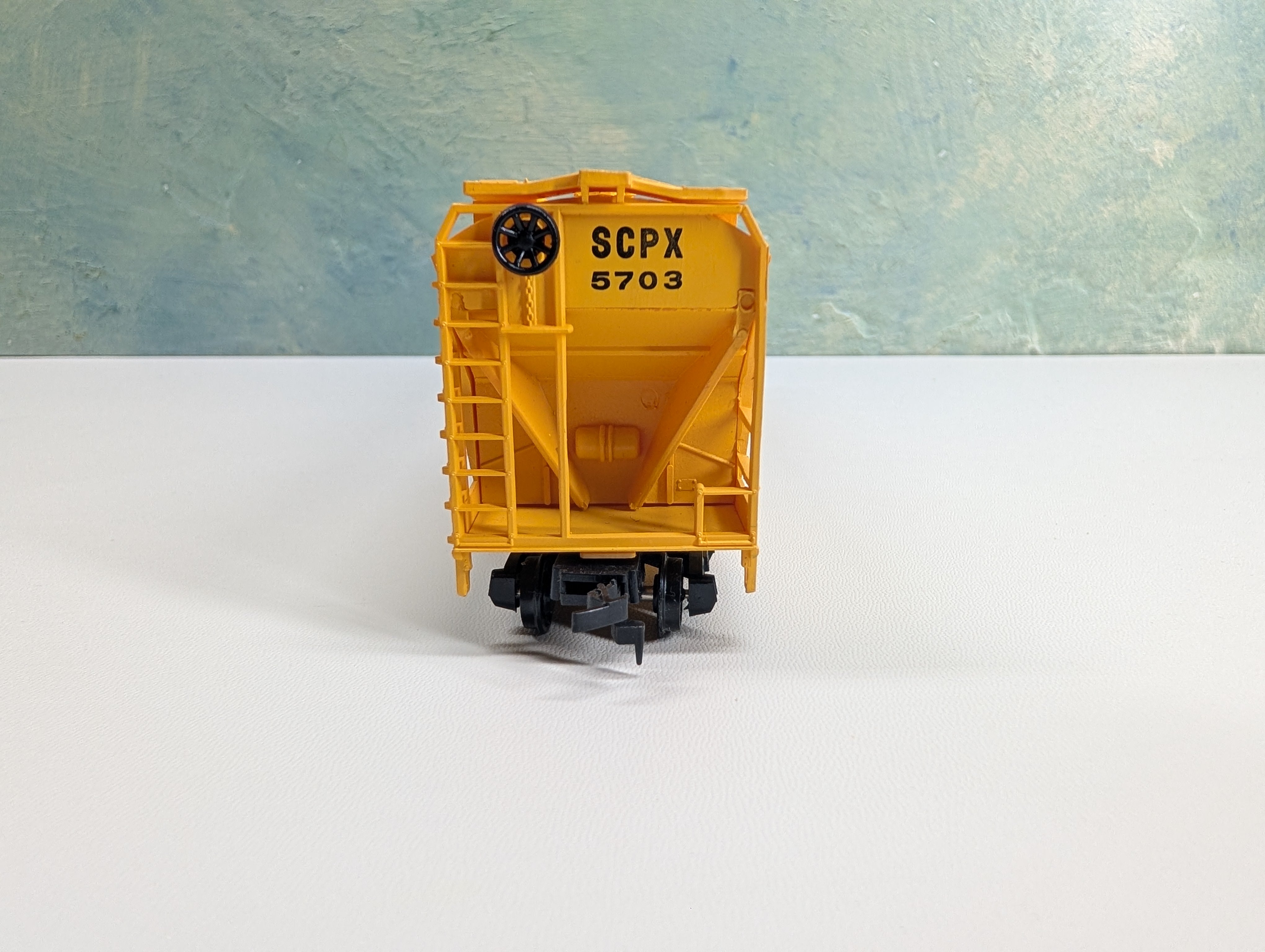 USED Bachmann HO Scale 4 Bay ACF Covered Hopper Shell Chemical Plastics SCPX #5703