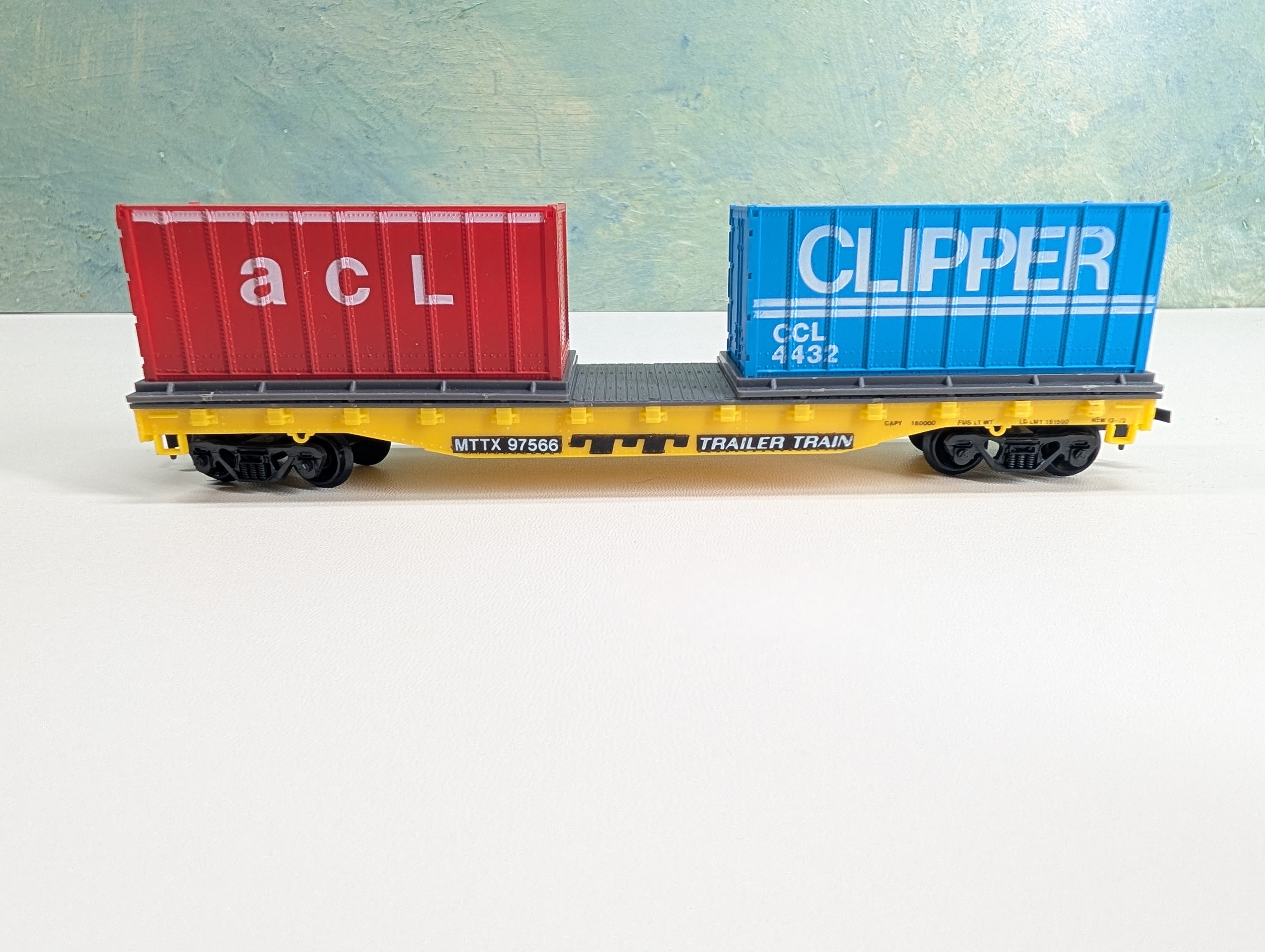 USED Life-Like HO Scale 50' Flat Car w/ 2 Containers Trailer Train MTTX #97566