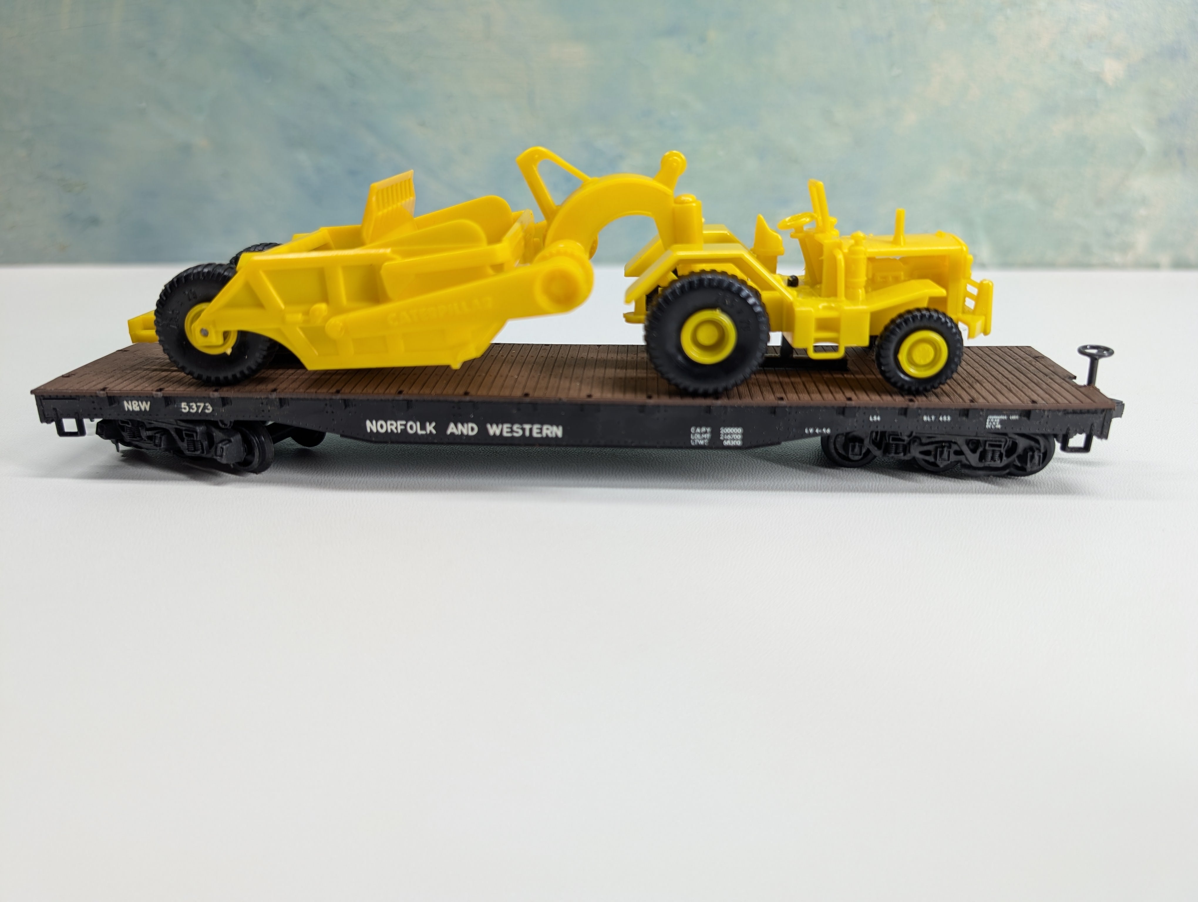 USED ROCO HO Scale 54' Flat Car w/ Caterpillar Load Norfolk & Western N&W #5373