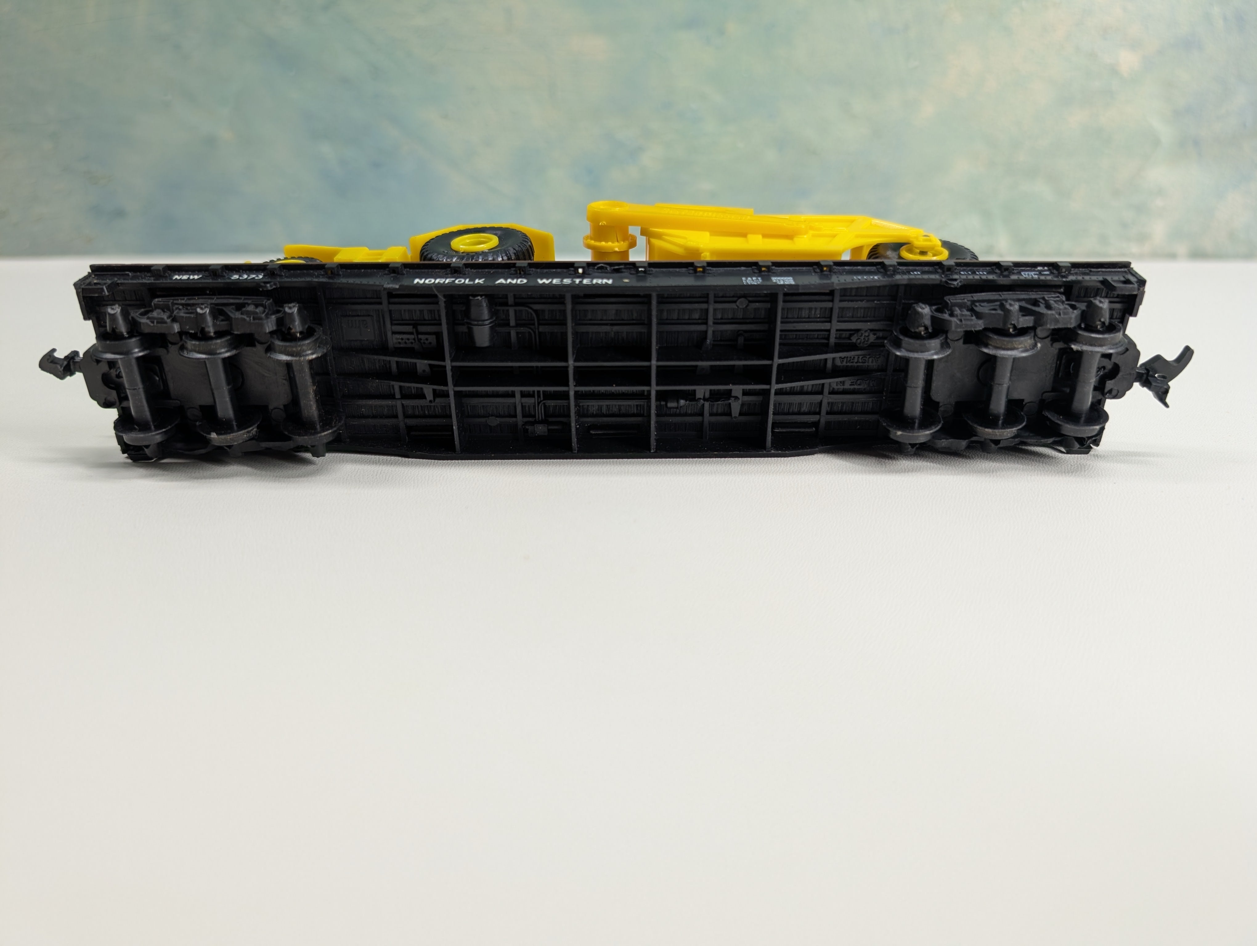USED ROCO HO Scale 54' Flat Car w/ Caterpillar Load Norfolk & Western N&W #5373