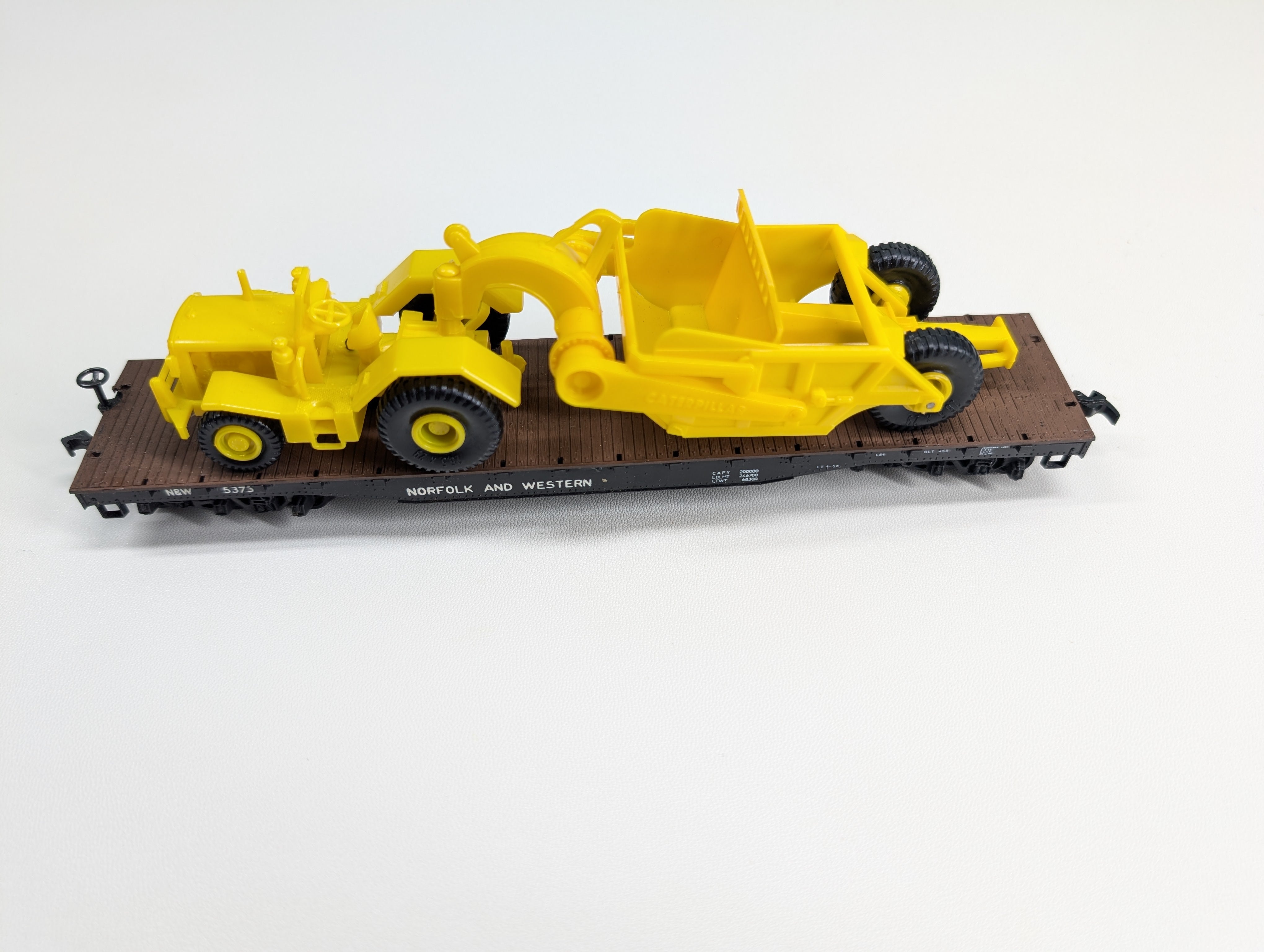 USED ROCO HO Scale 54' Flat Car w/ Caterpillar Load Norfolk & Western N&W #5373