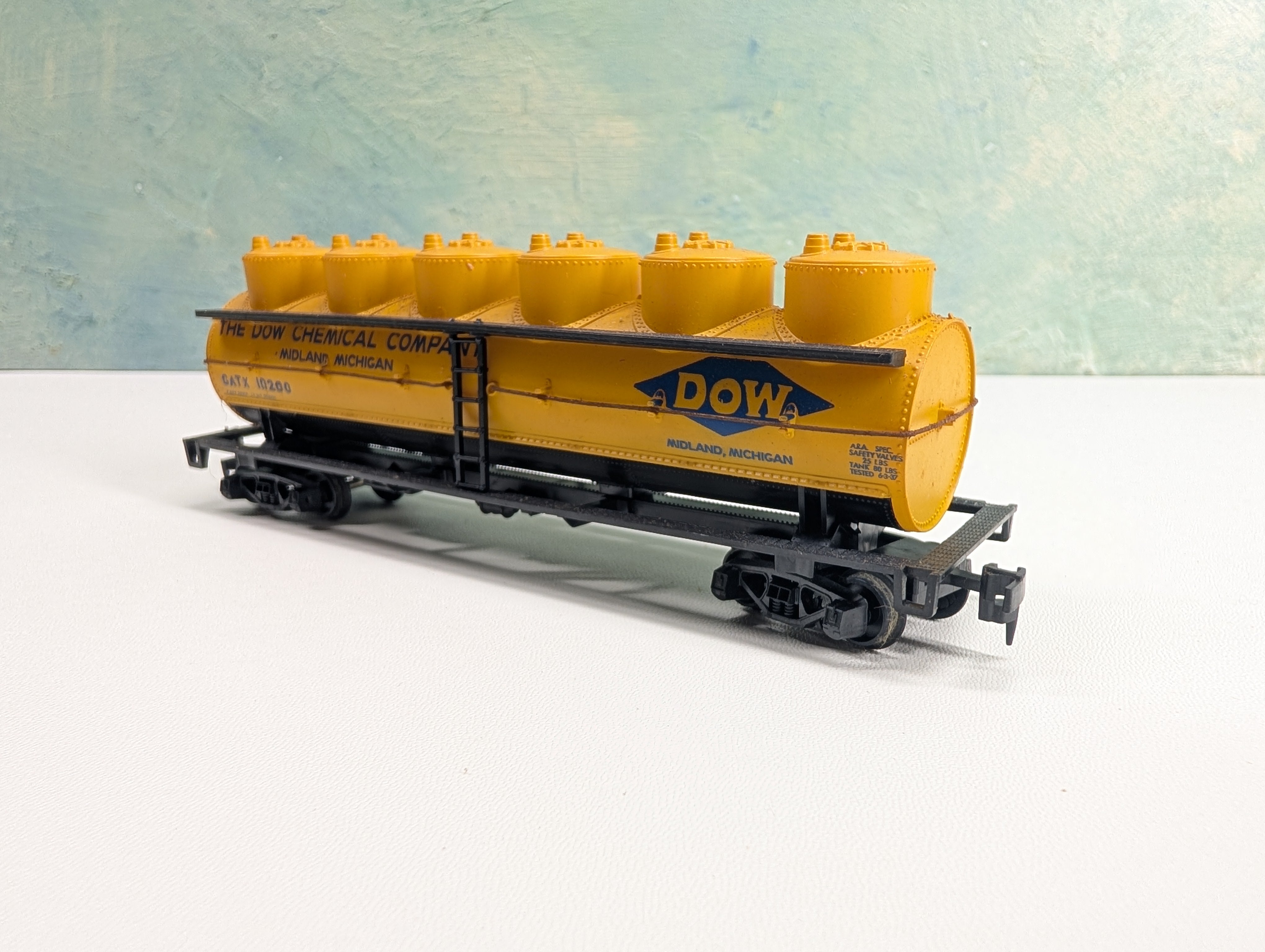 USED AHM HO Scale 6-Dome Tank Car DOW Chemical Company GATX #10200
