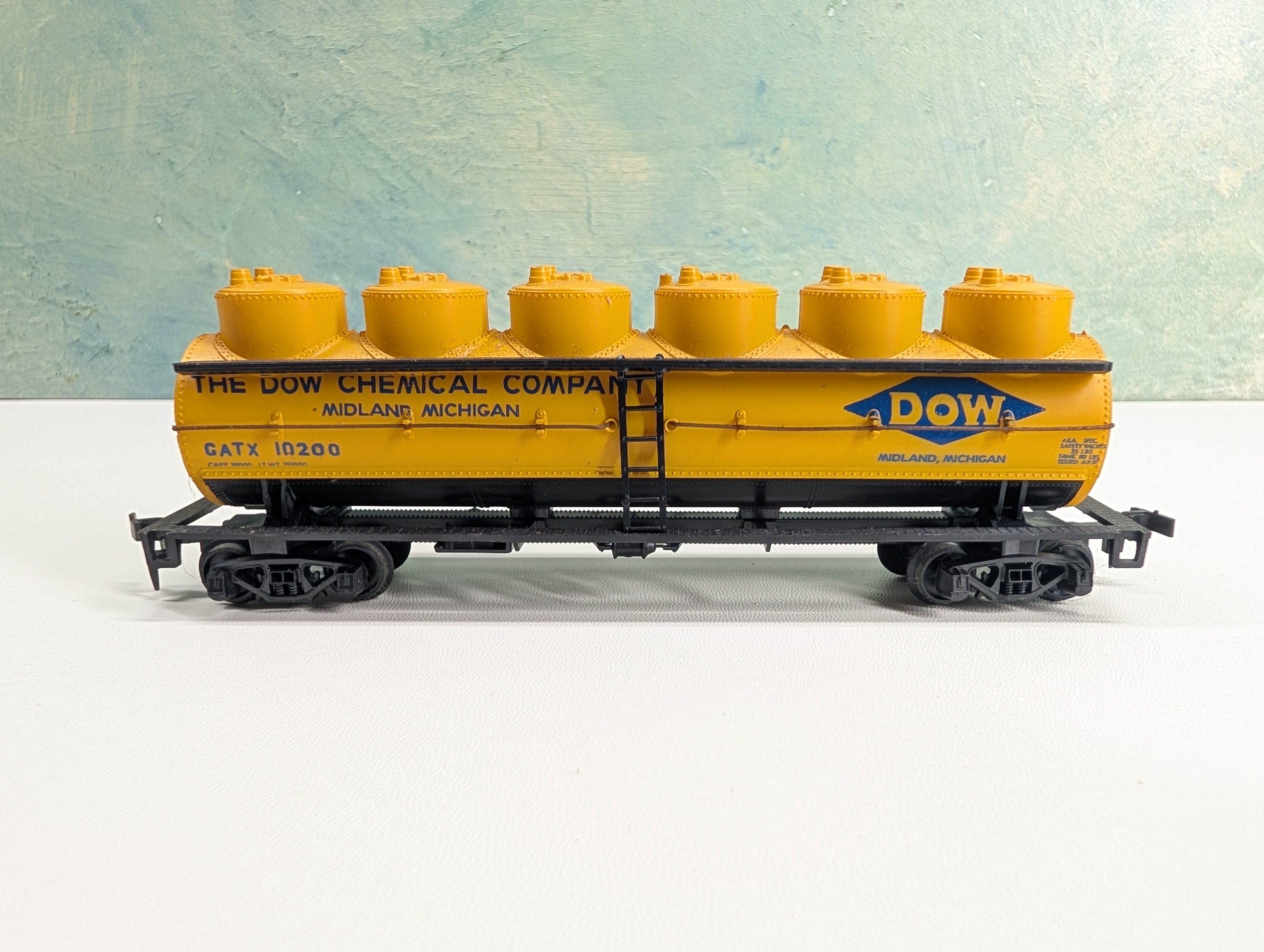 USED AHM HO Scale 6-Dome Tank Car DOW Chemical Company GATX #10200