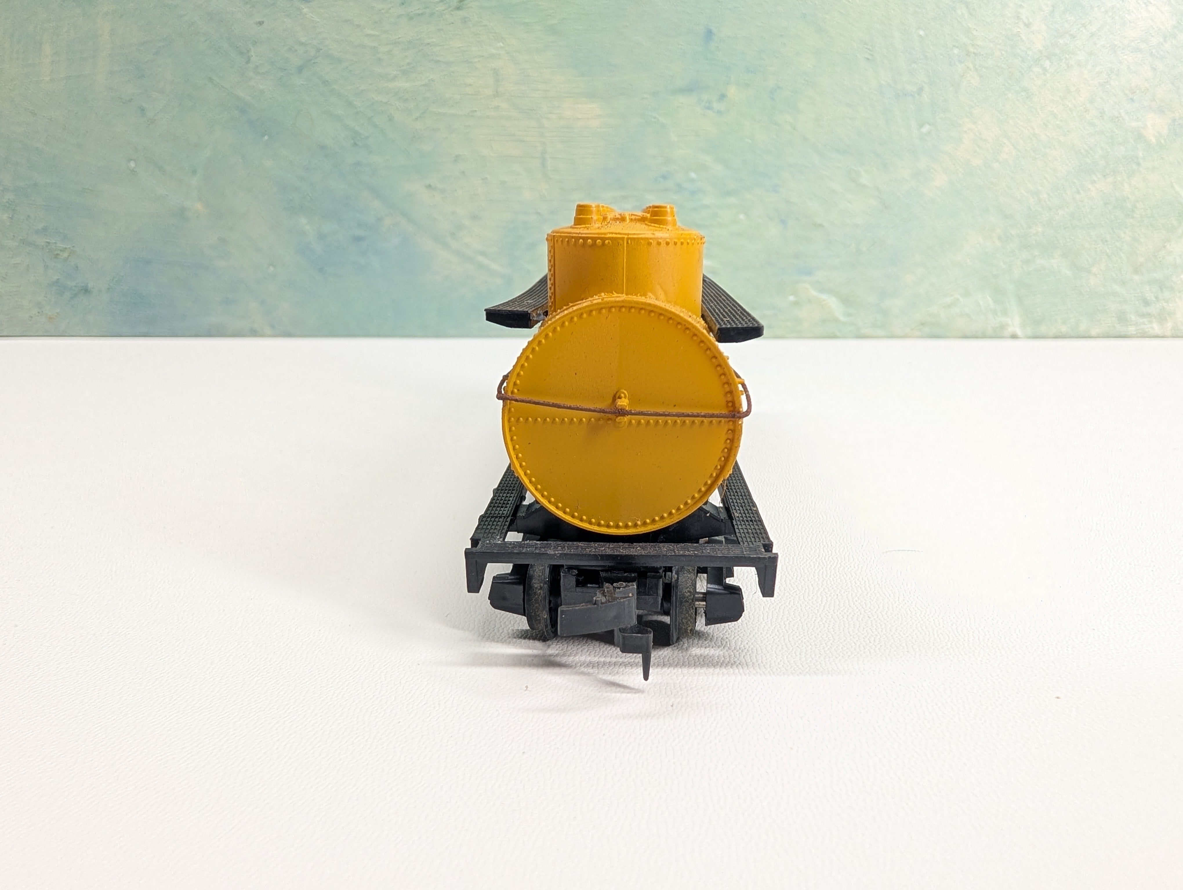 USED AHM HO Scale 6-Dome Tank Car DOW Chemical Company GATX #10200