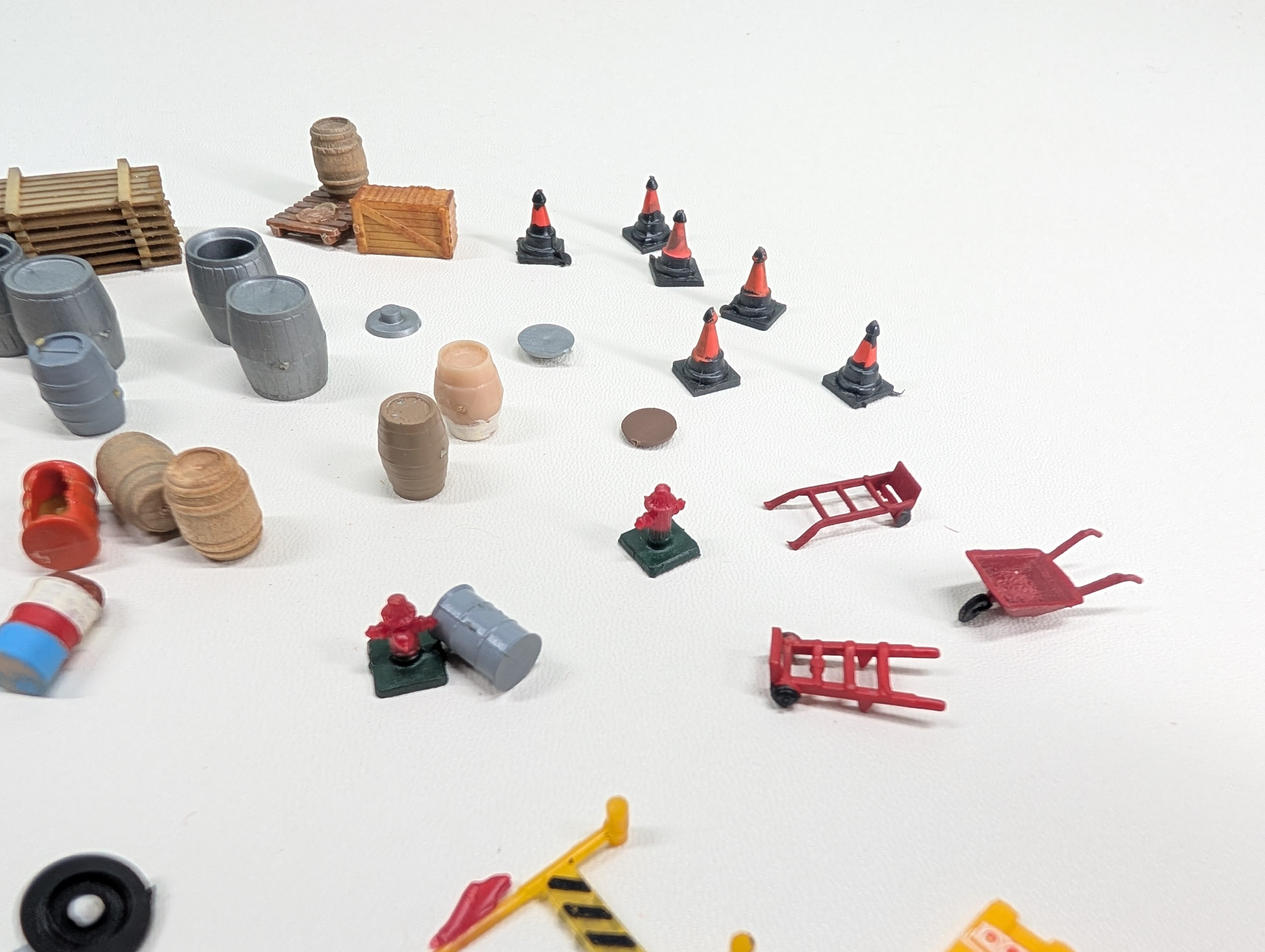 USED HO Scale Large Lot of Barrels, Crates, Construction Cones & More Detail Parts