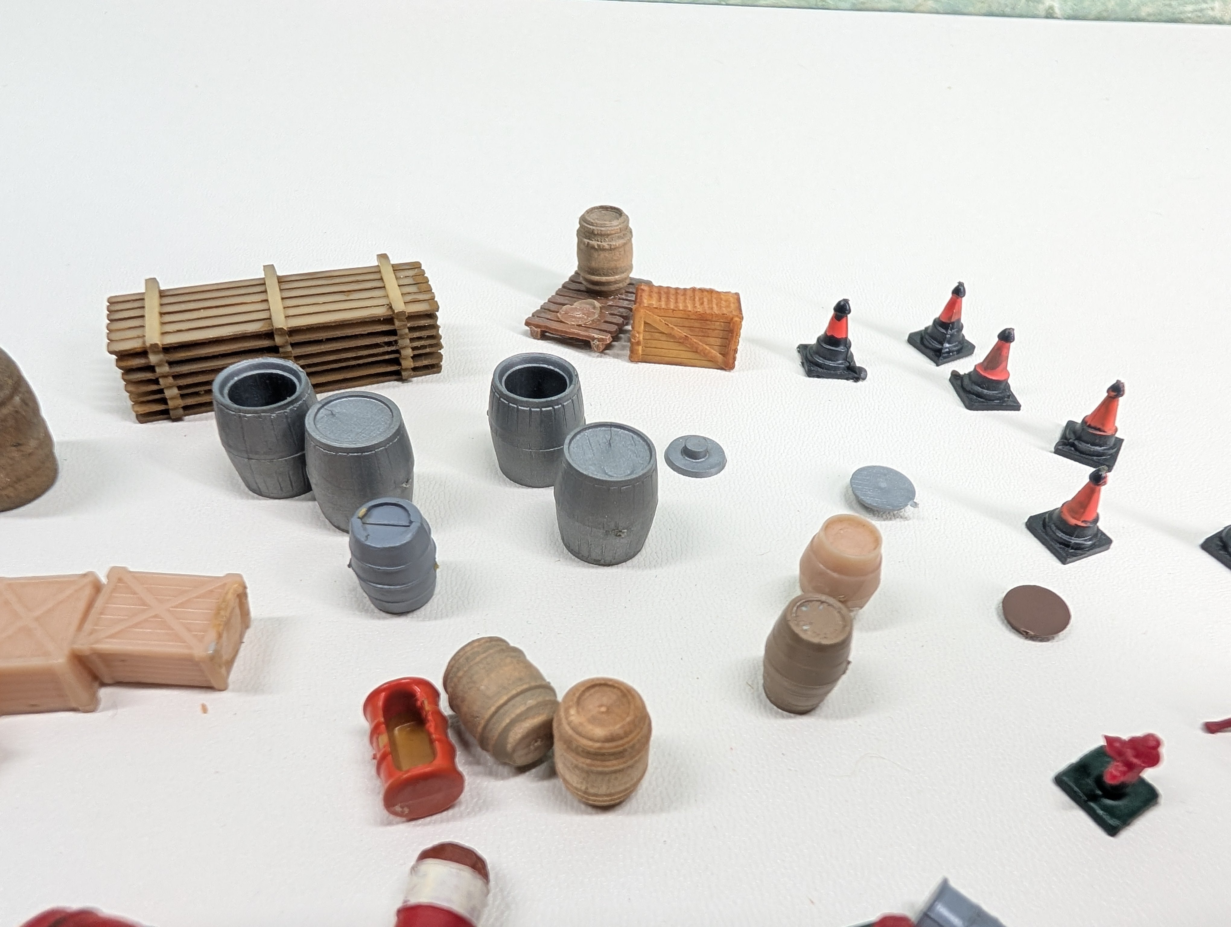USED HO Scale Large Lot of Barrels, Crates, Construction Cones & More Detail Parts
