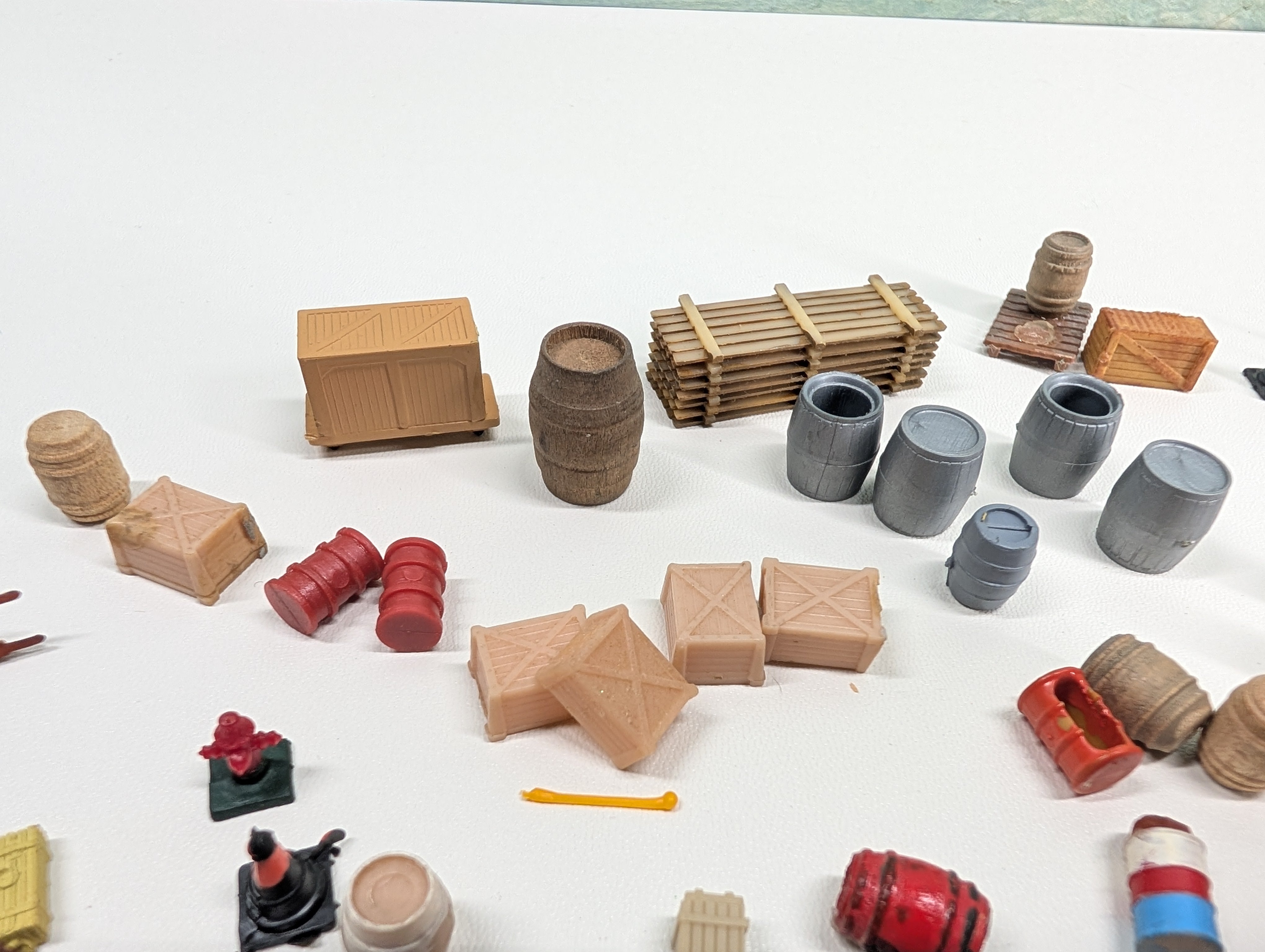 USED HO Scale Large Lot of Barrels, Crates, Construction Cones & More Detail Parts