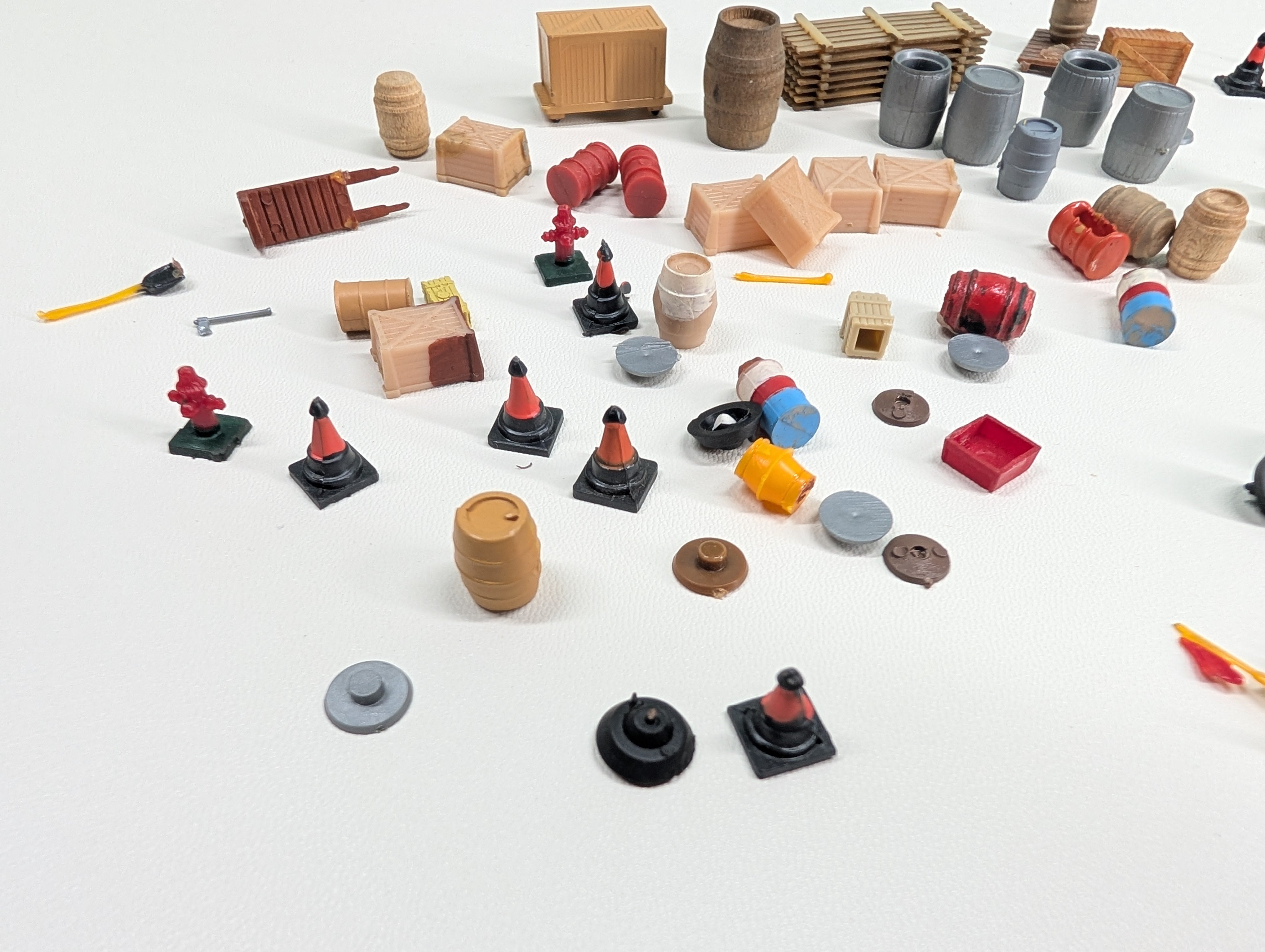 USED HO Scale Large Lot of Barrels, Crates, Construction Cones & More Detail Parts