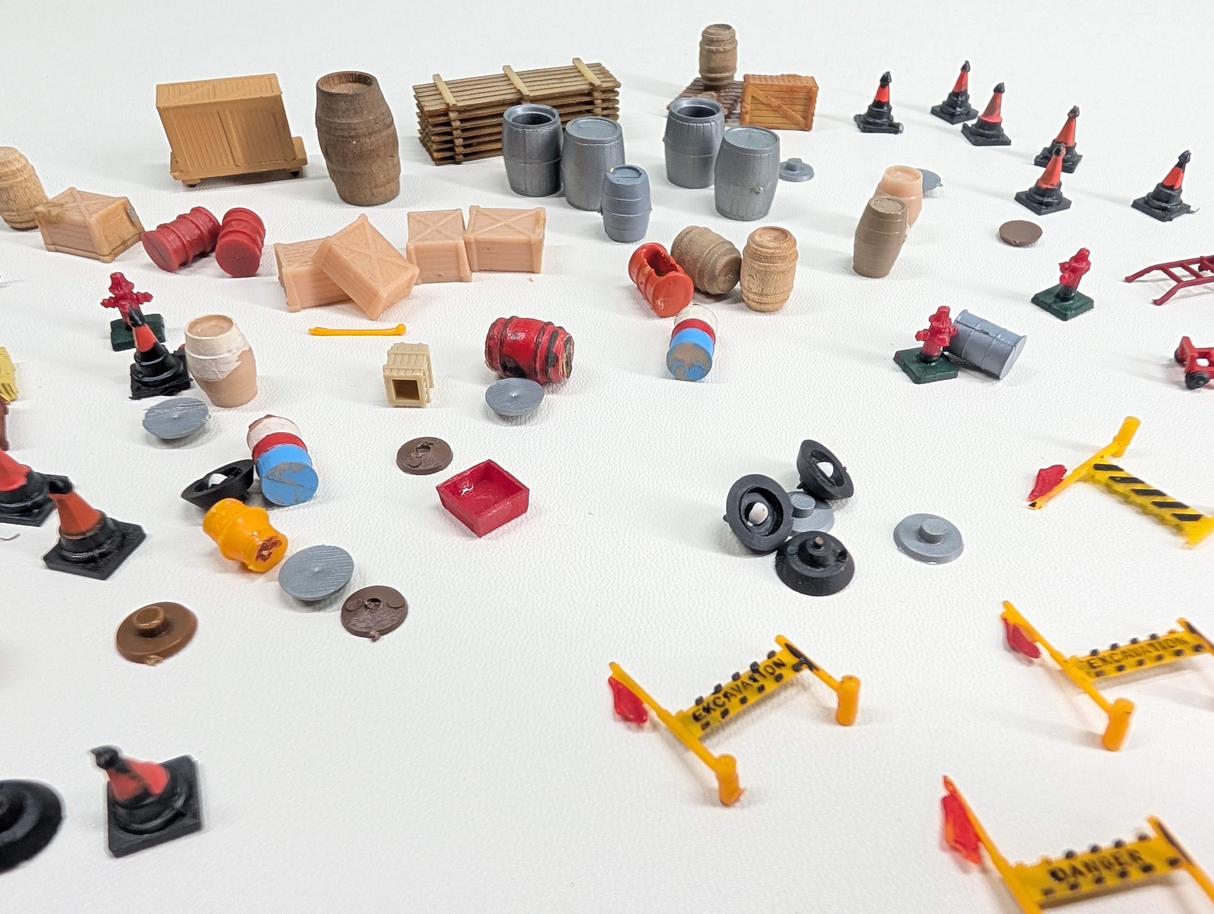 USED HO Scale Large Lot of Barrels, Crates, Construction Cones & More Detail Parts