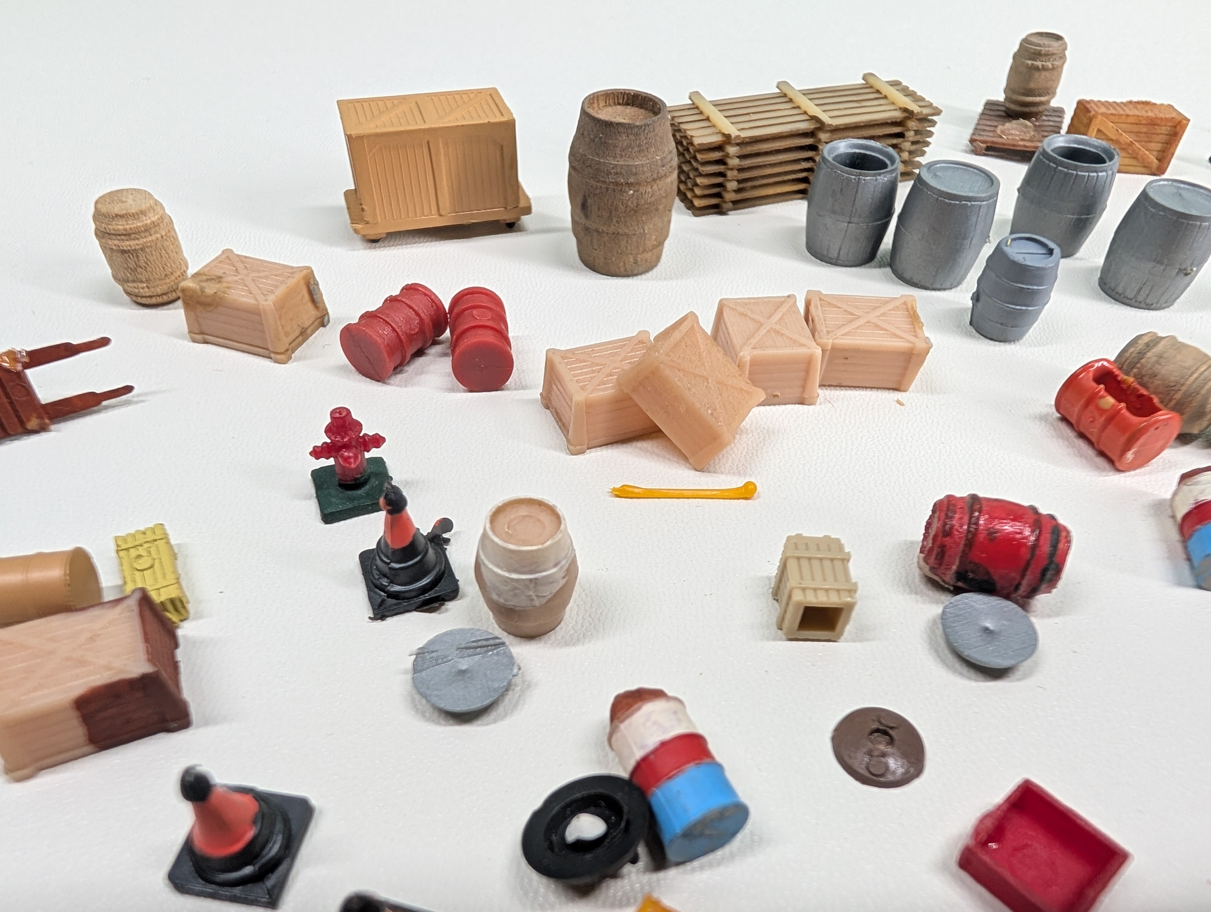 USED HO Scale Large Lot of Barrels, Crates, Construction Cones & More Detail Parts