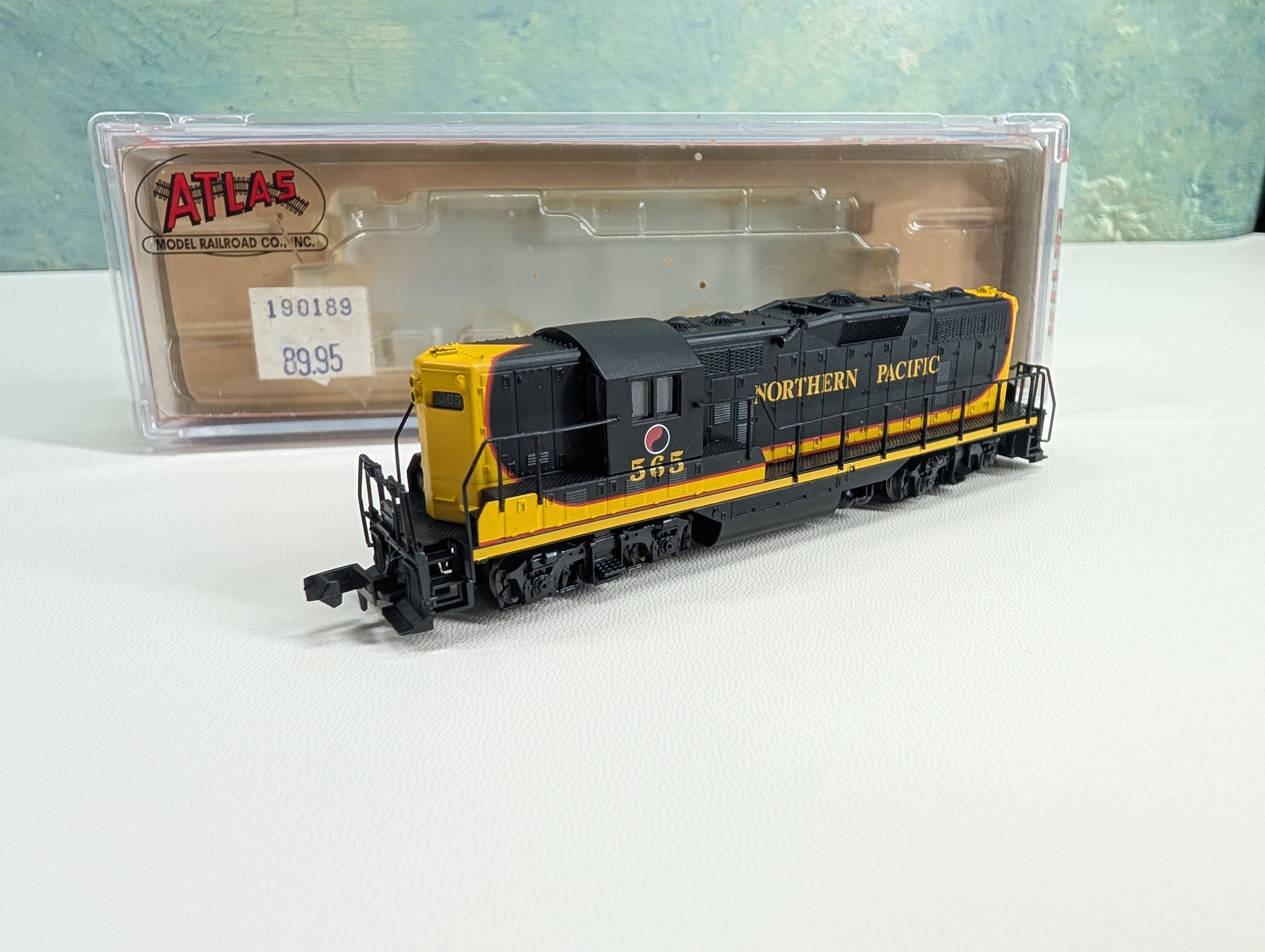 USED Atlas 48219 N Scale GP-7 PH. 2 Diesel Locomotive Northern Pacific #565 Parts/Repairs