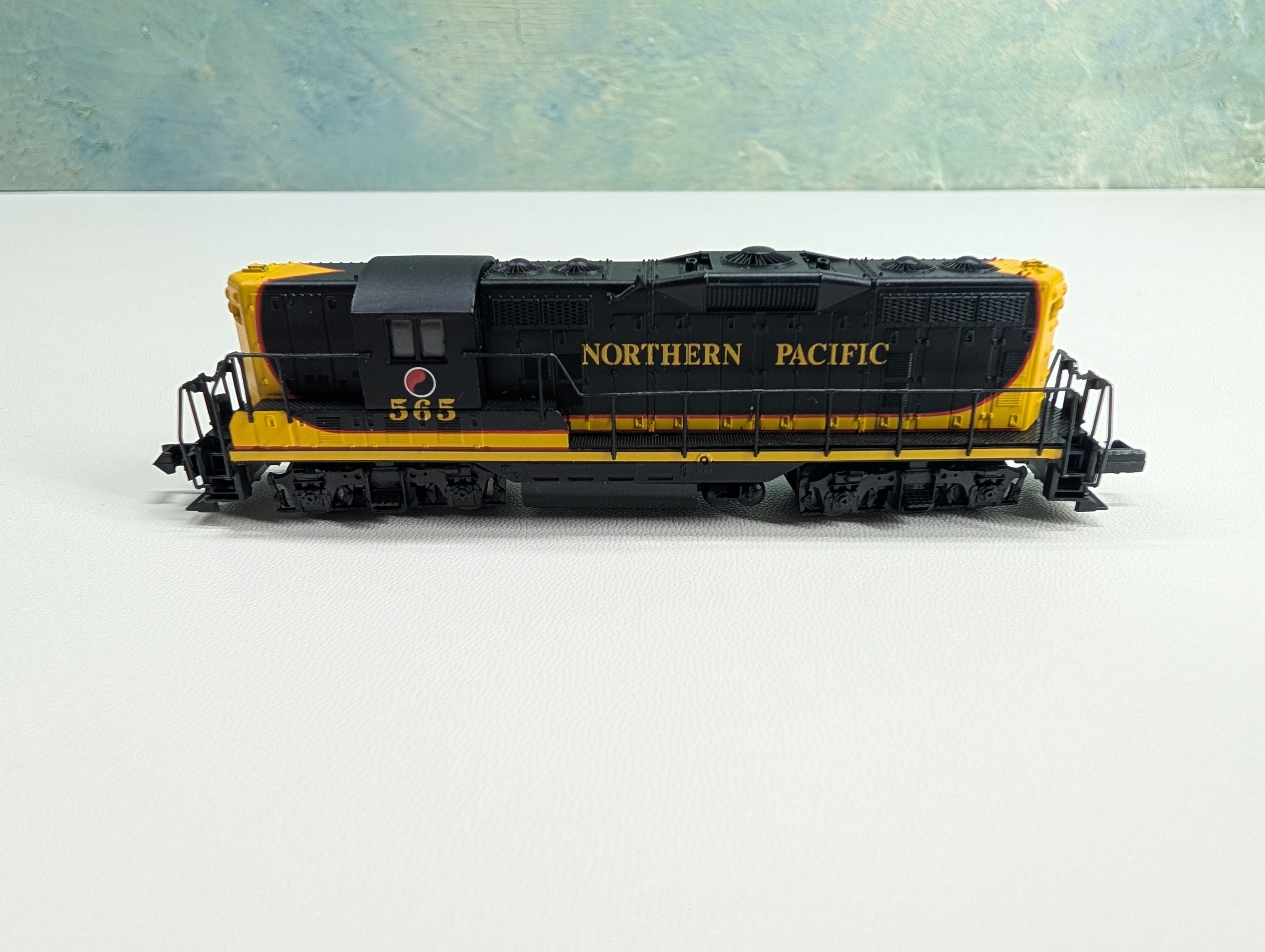 USED Atlas 48219 N Scale GP-7 PH. 2 Diesel Locomotive Northern Pacific #565 Parts/Repairs