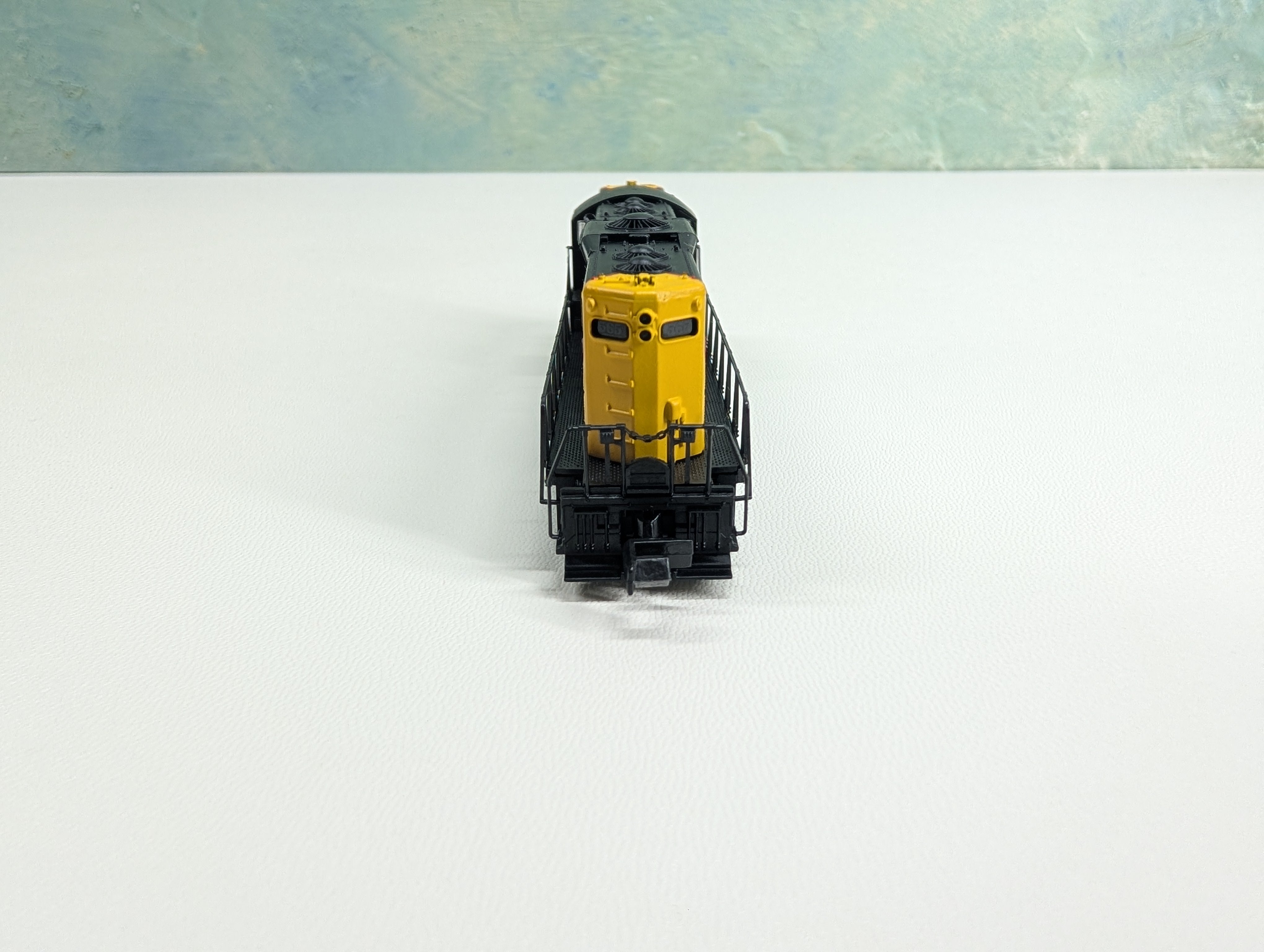 USED Atlas 48219 N Scale GP-7 PH. 2 Diesel Locomotive Northern Pacific #565 Parts/Repairs