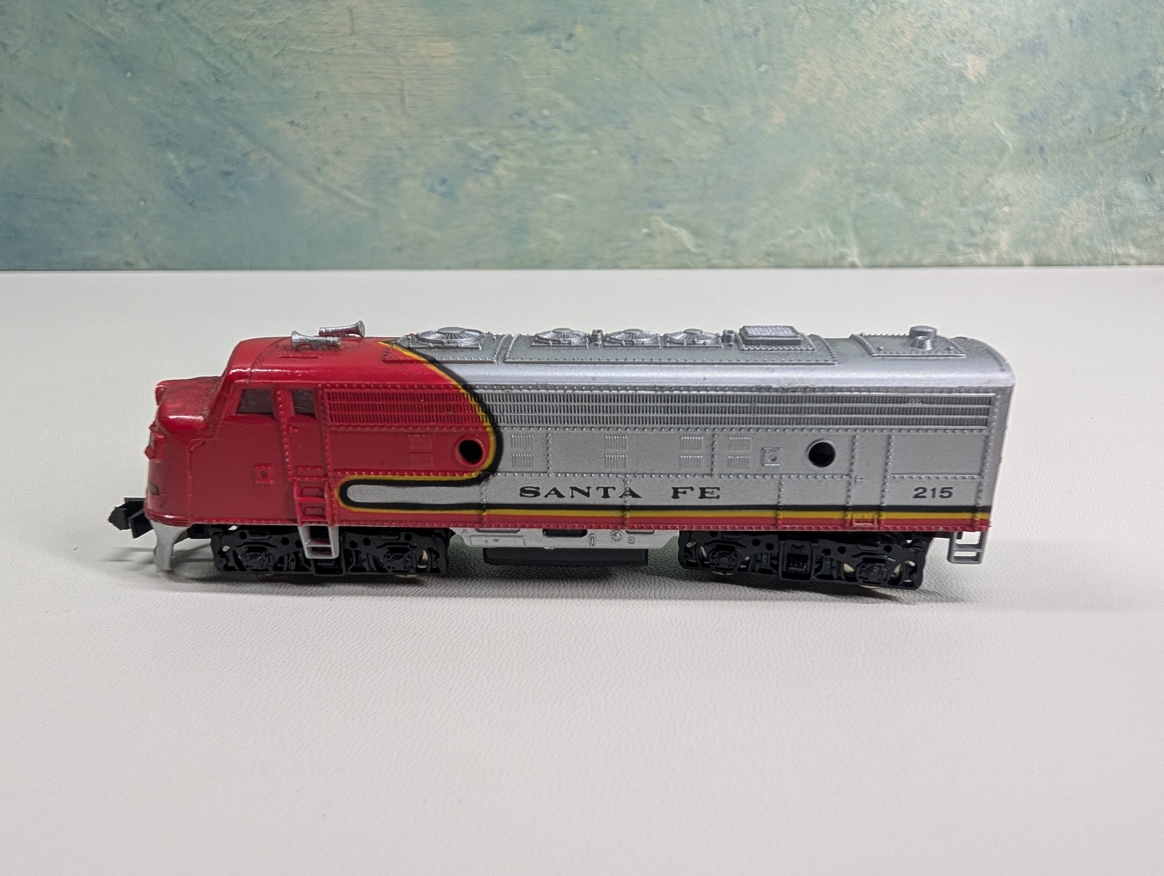 USED Bachmann N Scale Unpowered Diesel Locomotive Santa Fe #215