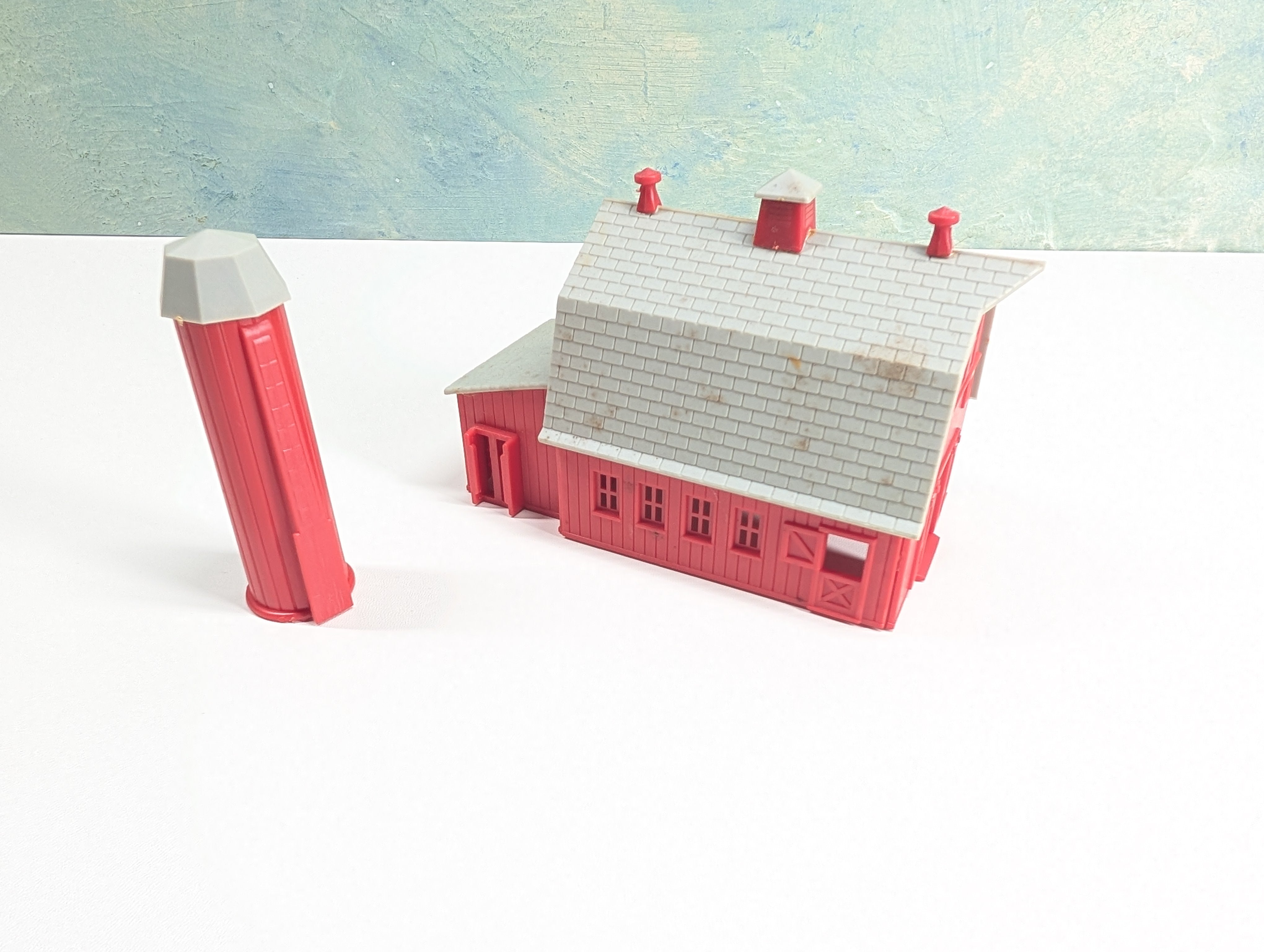 USED HO Scale Red Barn