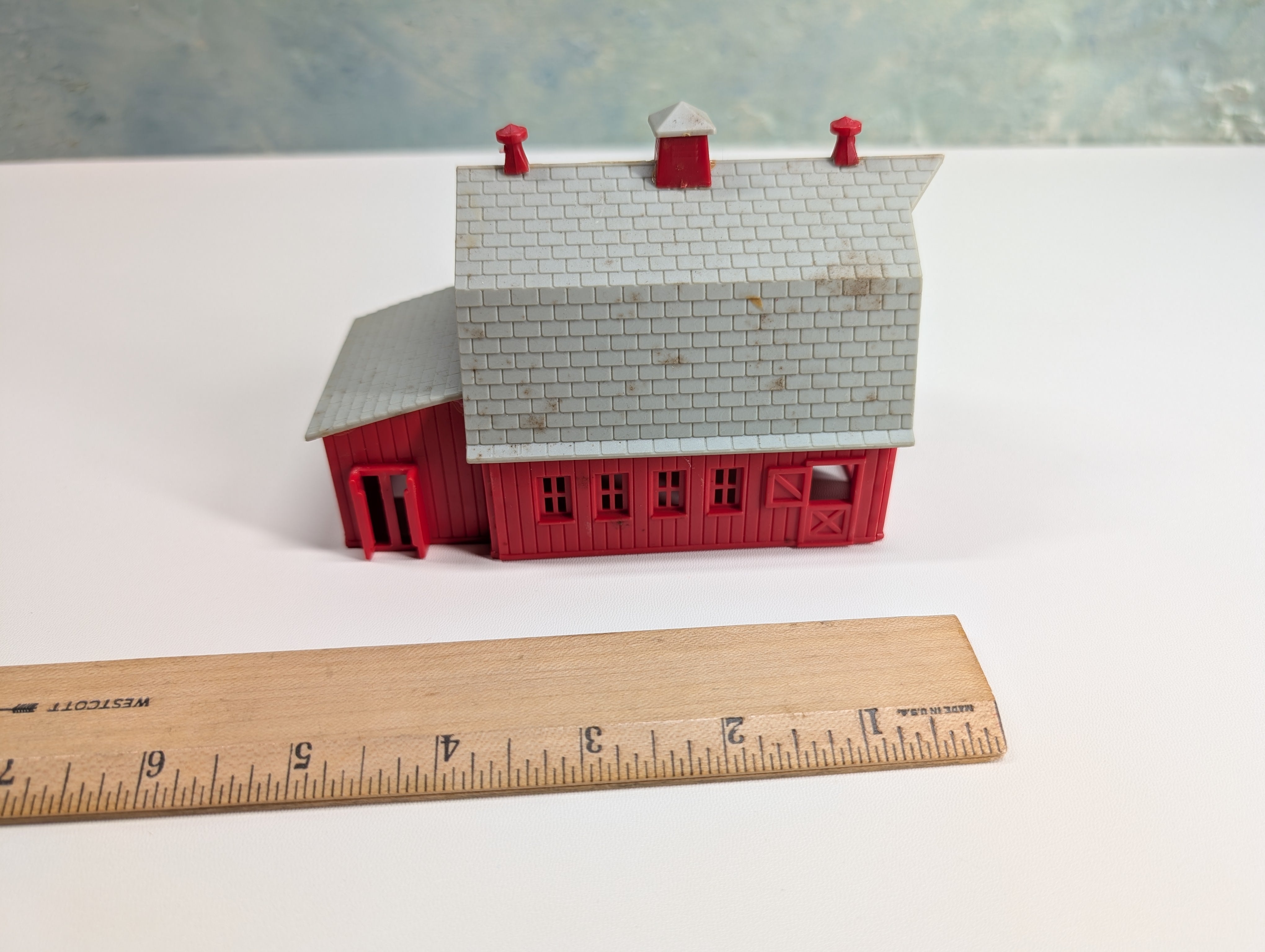 USED HO Scale Red Barn