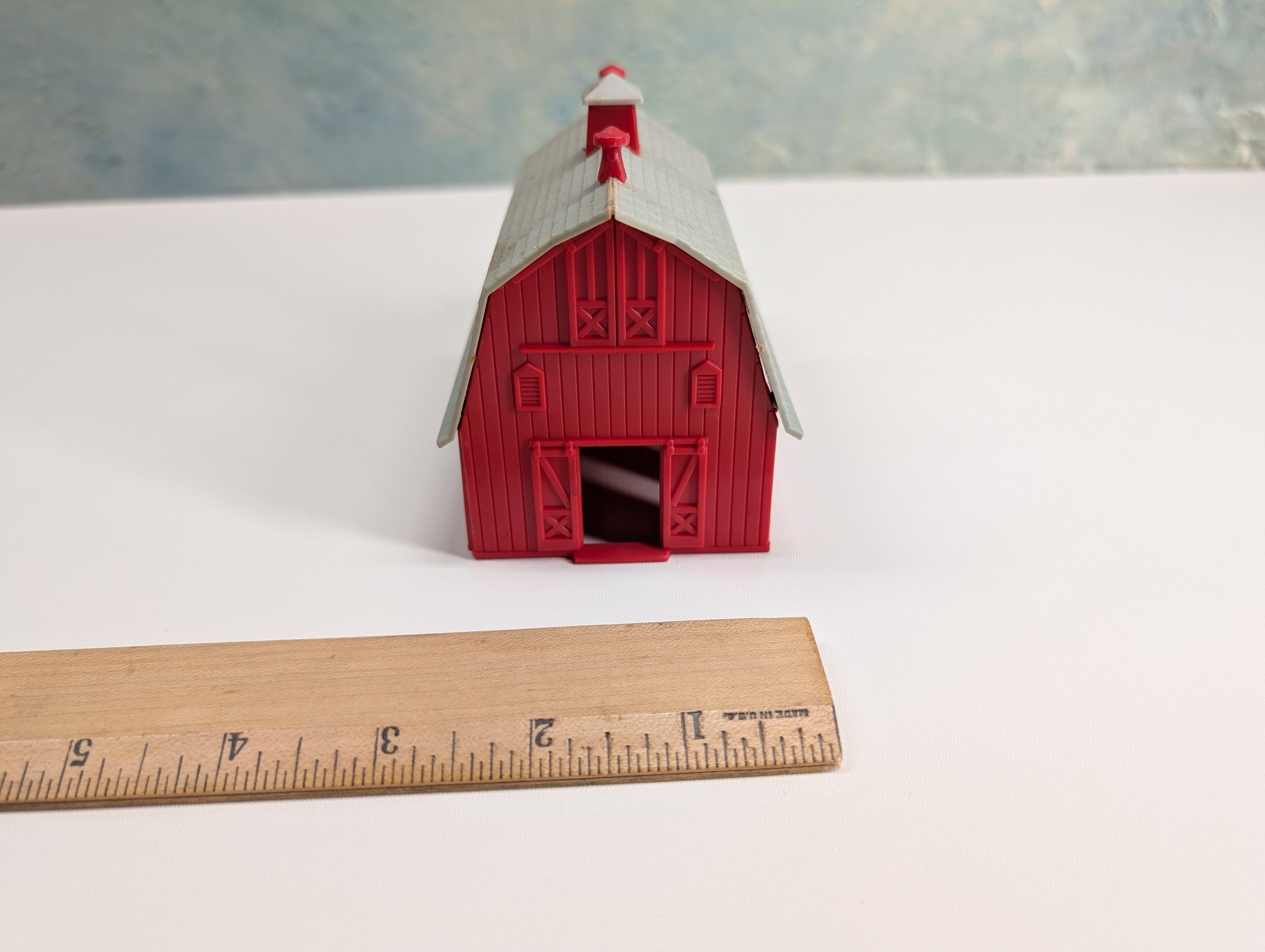 USED HO Scale Red Barn