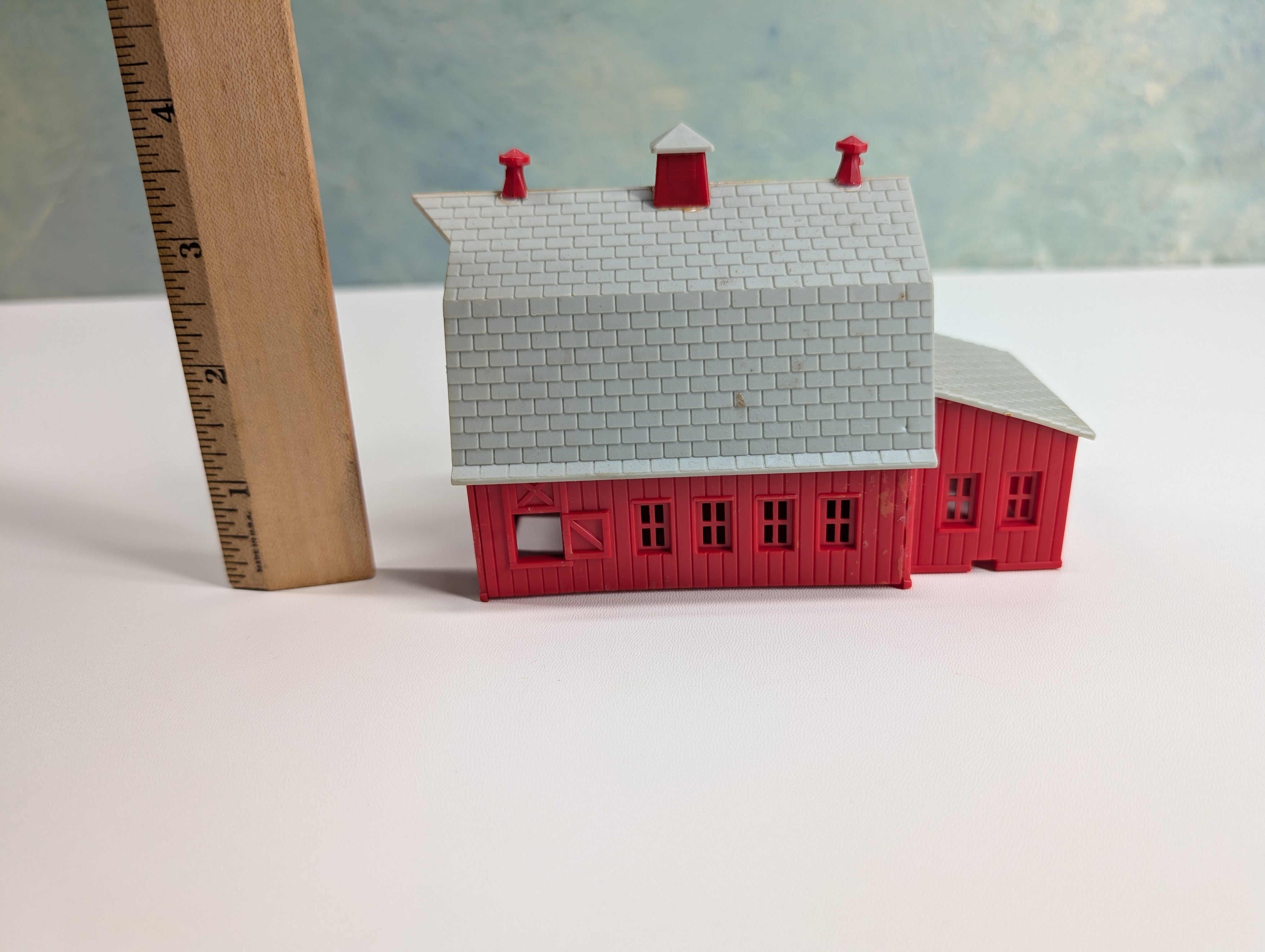 USED HO Scale Red Barn