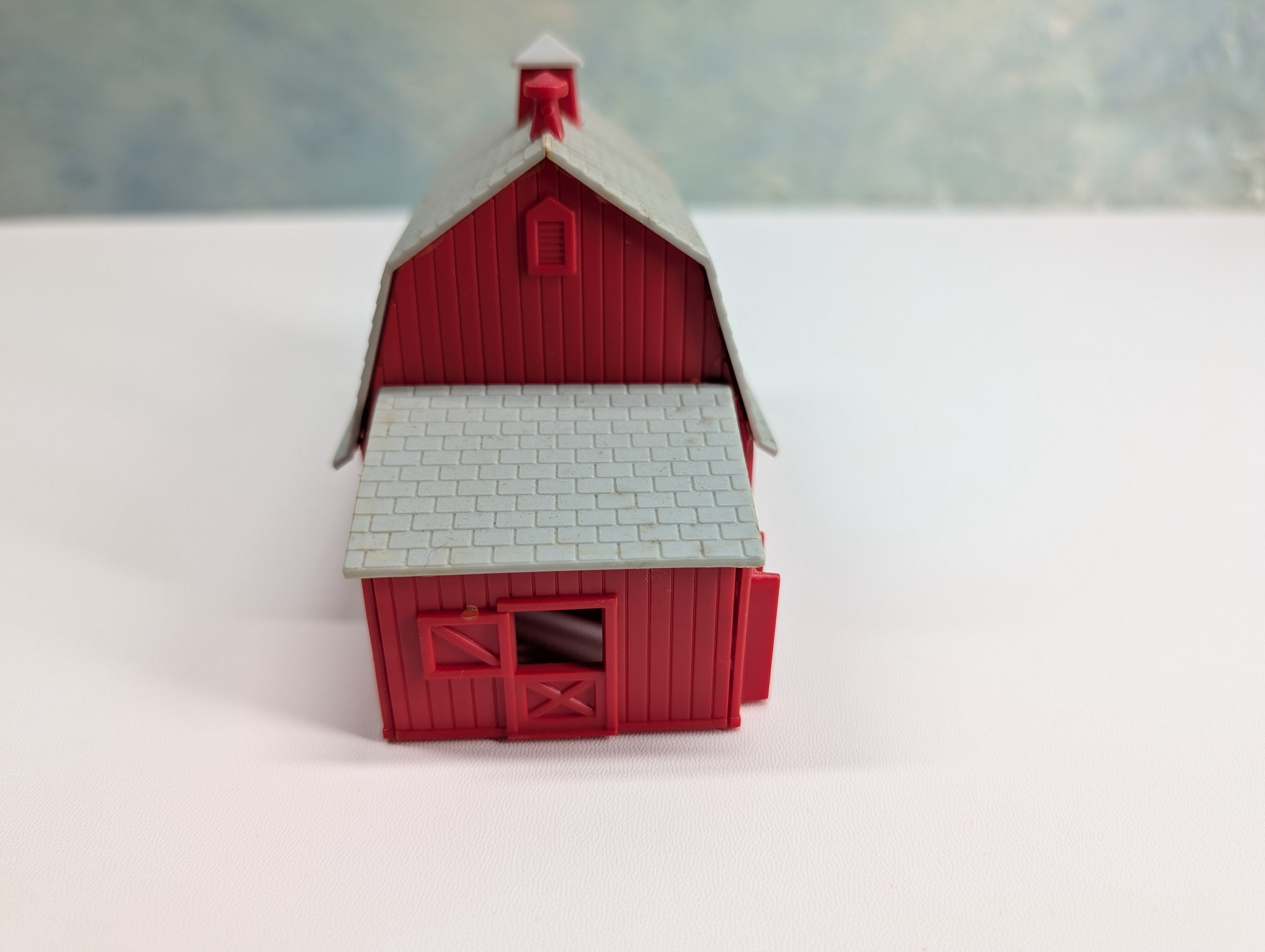 USED HO Scale Red Barn