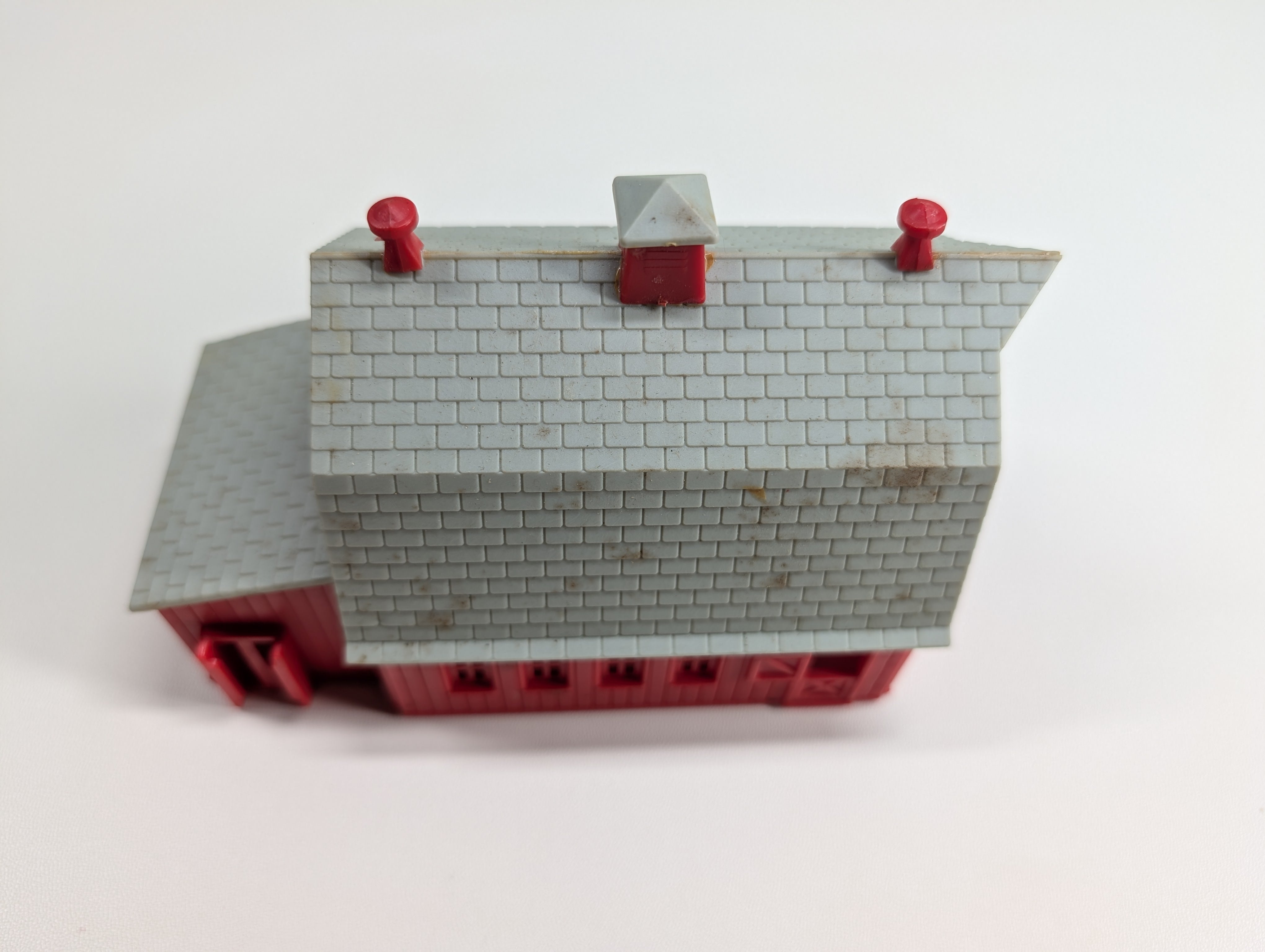 USED HO Scale Red Barn
