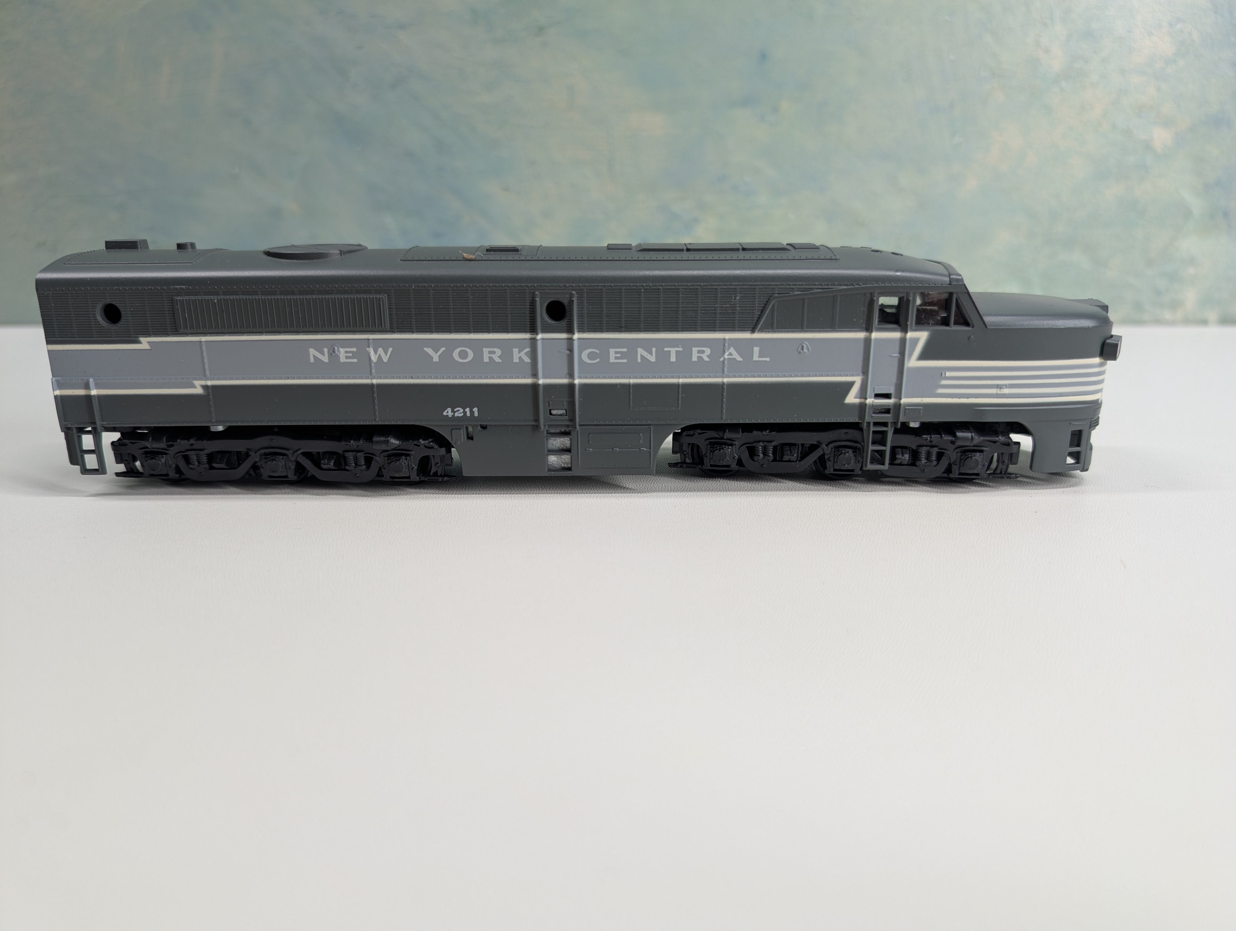 USED Athearn 3323 HO Scale PA-1 Dummy Diesel Locomotive New York Central #4211