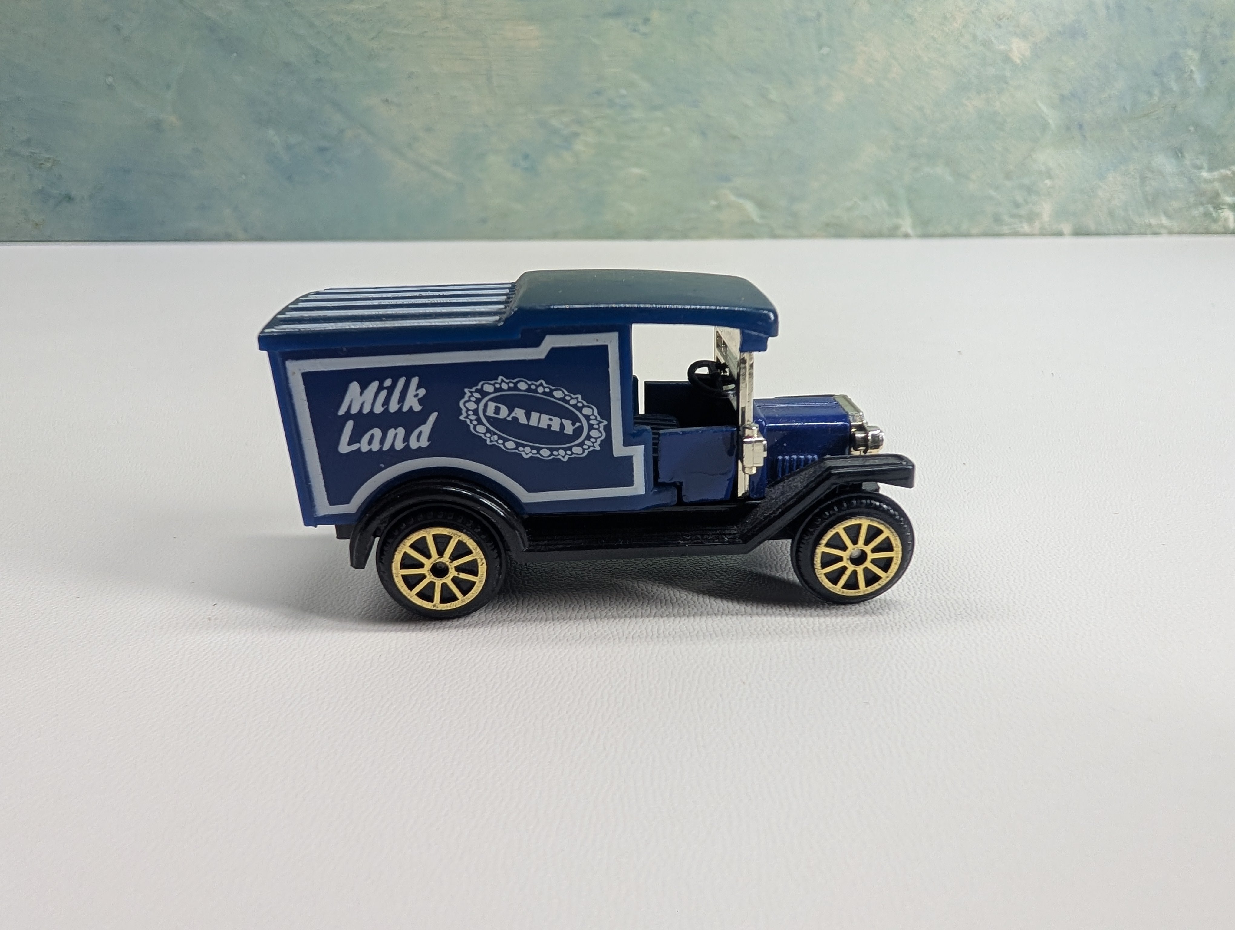 USED High Speed #607-612 HO Scale Blue Milk Land Dairy Box Truck