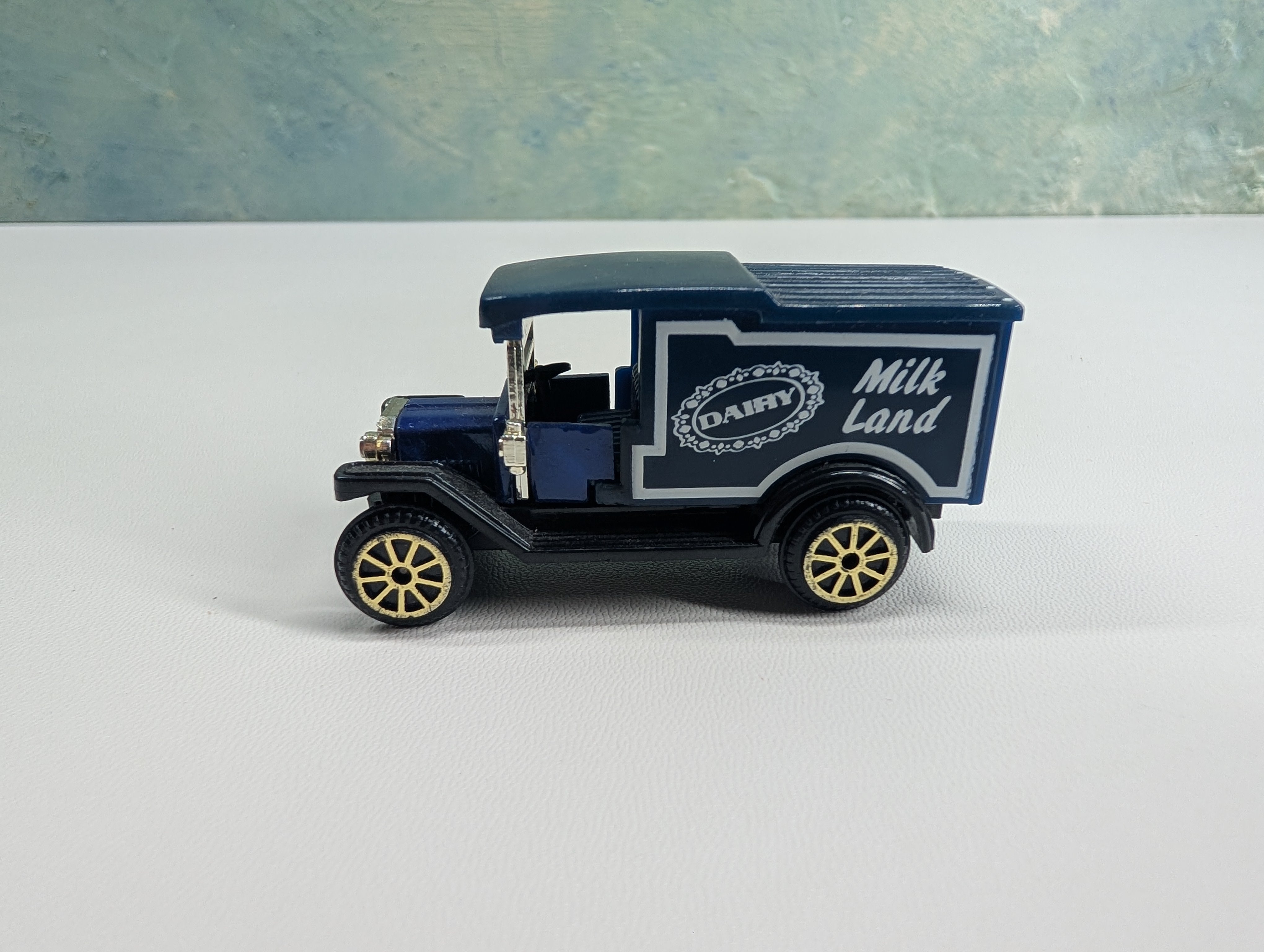 USED High Speed #607-612 HO Scale Blue Milk Land Dairy Box Truck
