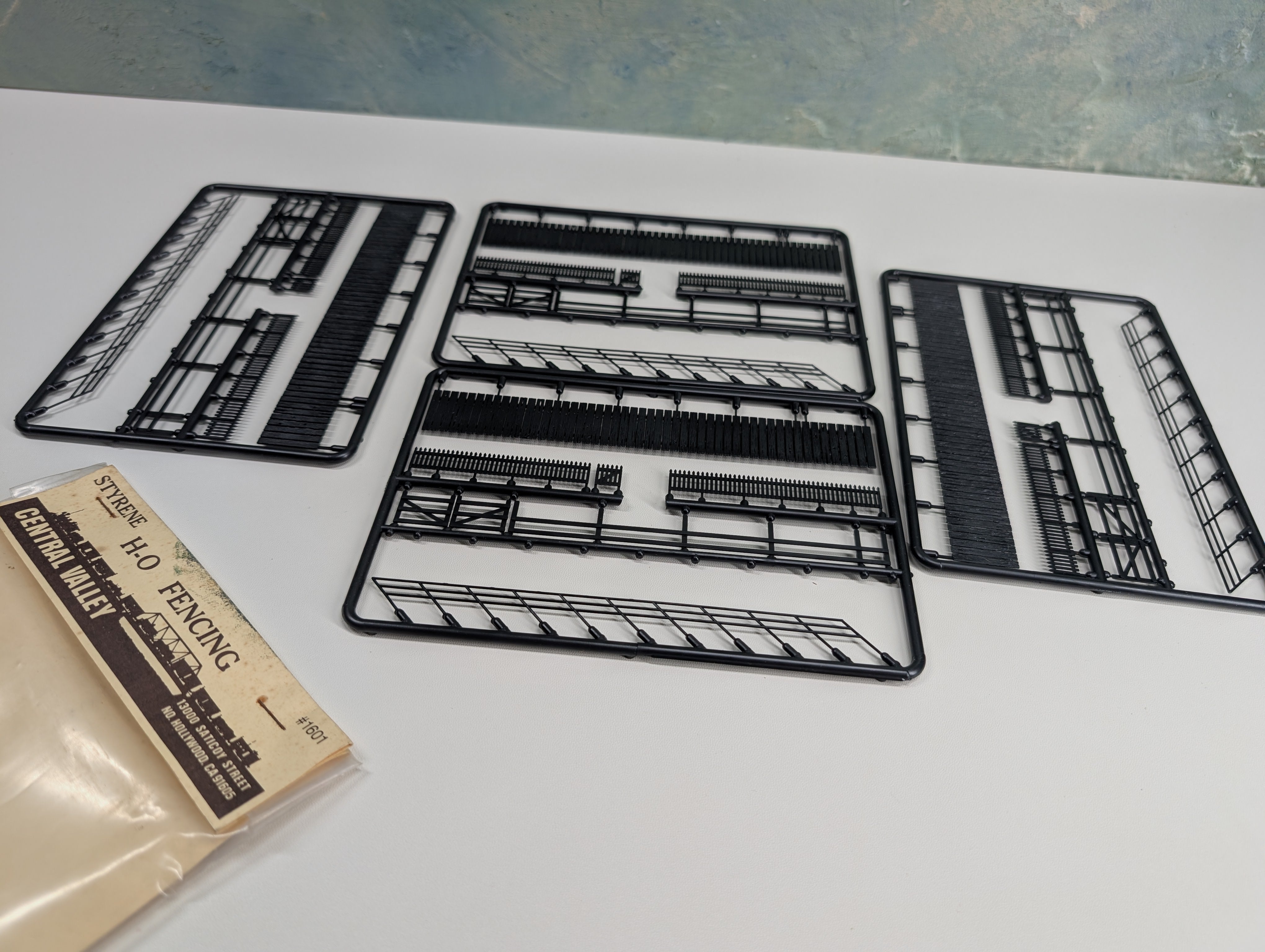 USED Central Valley 1601 HO Scale Styrene Fencing