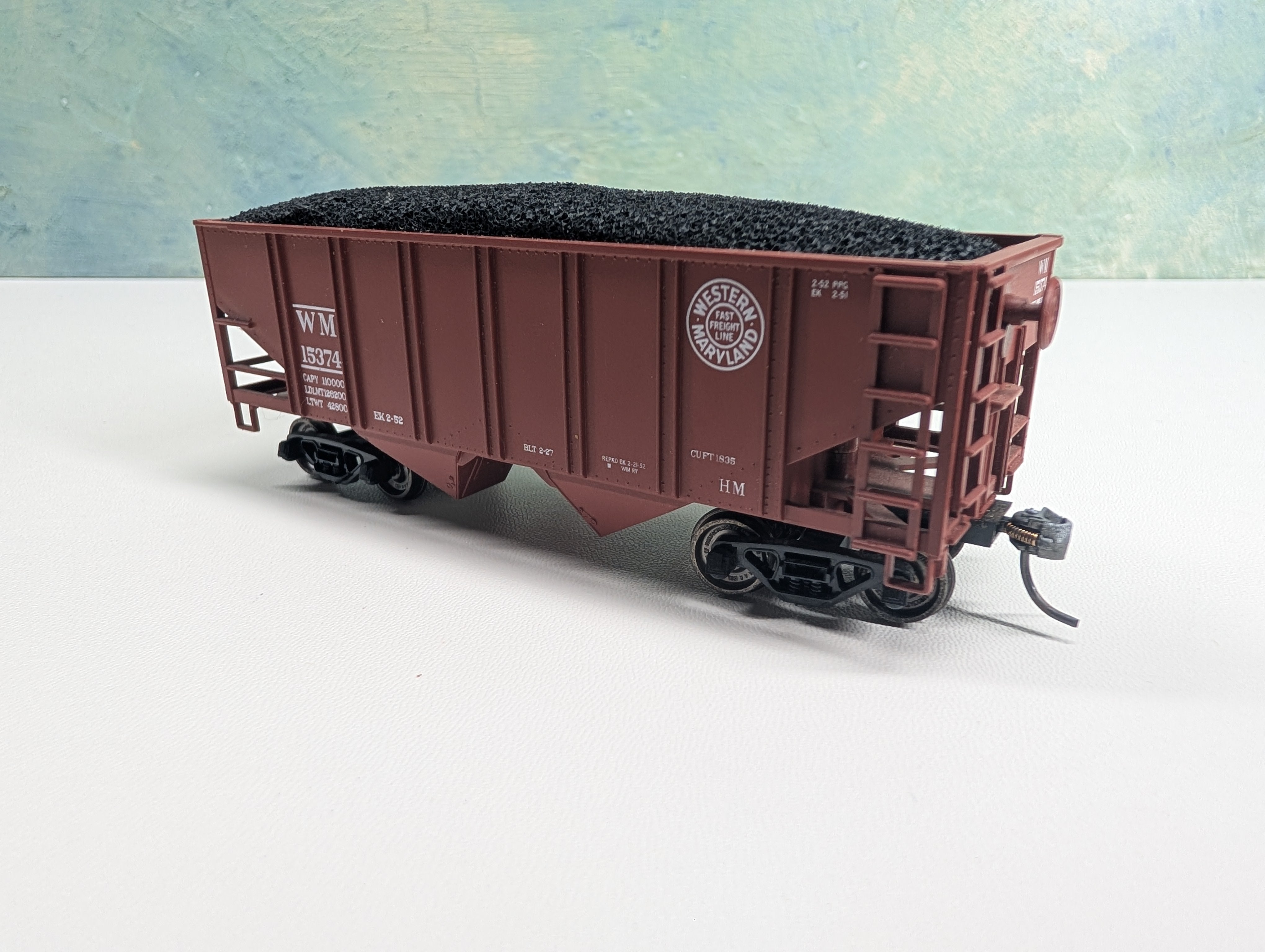 USED Stewart Hobbies HO Scale 2 Bay Hopper Western Maryland WM #15374 w/ Load & Metal Wheels