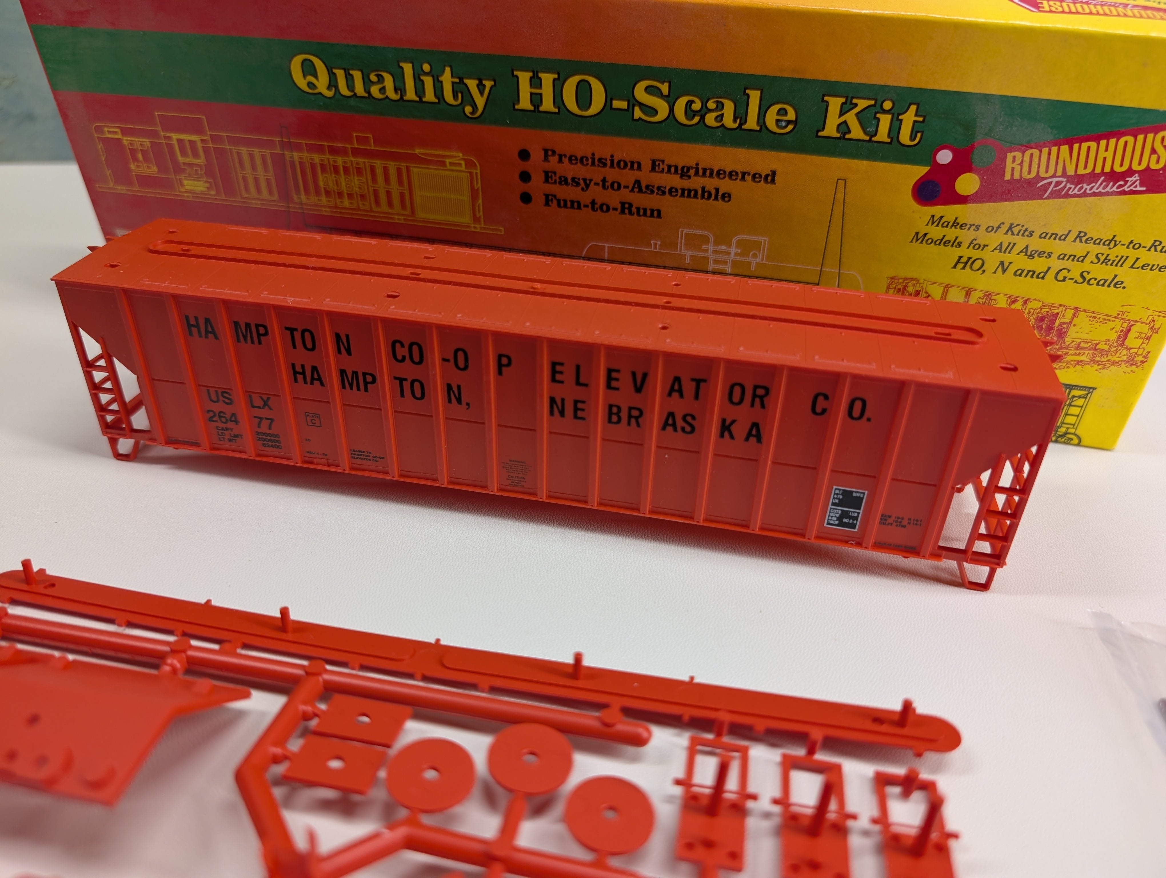 USED Roundhouse HO Scale 3-Bay Covered Hopper Hampton CO-OP USLX #26477