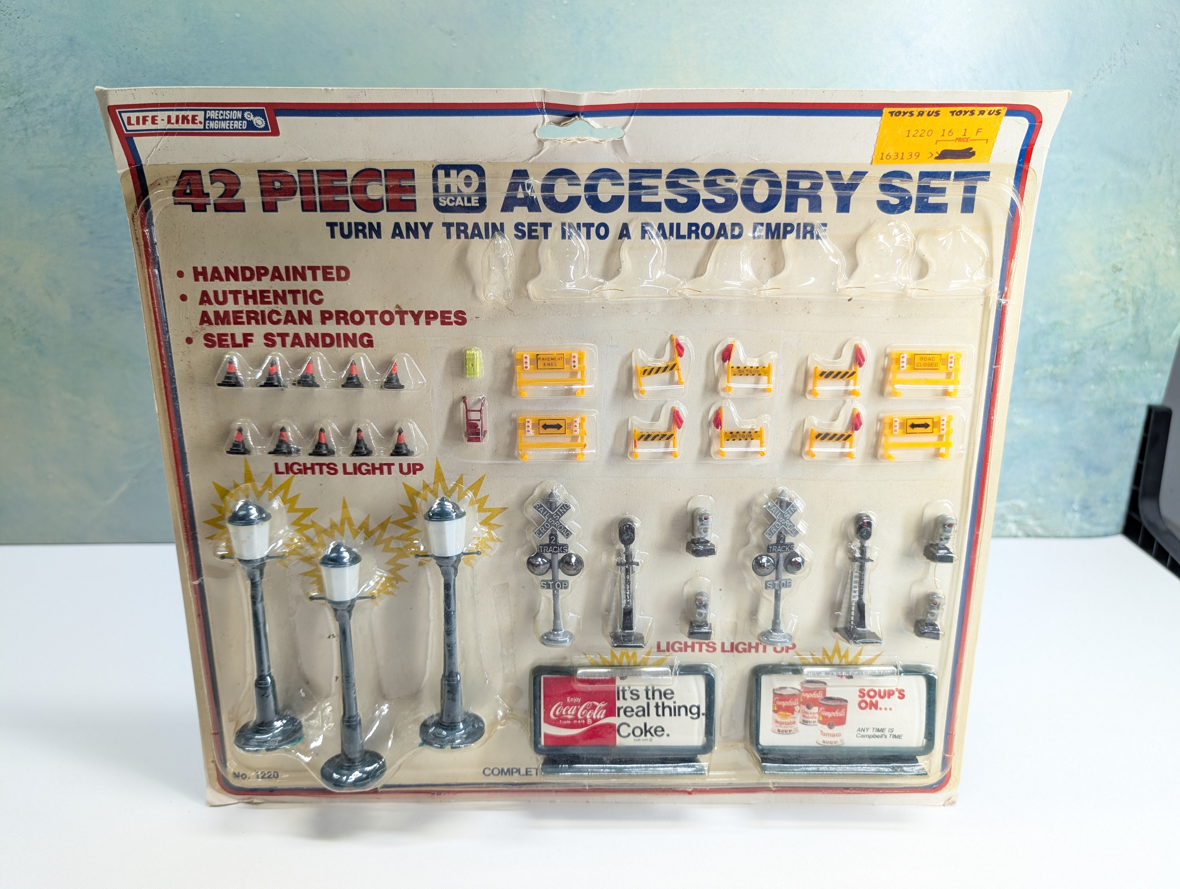 Life-Like 1220 HO Scale Accessory Set, Billboards, Construction, Lights (35 pcs)