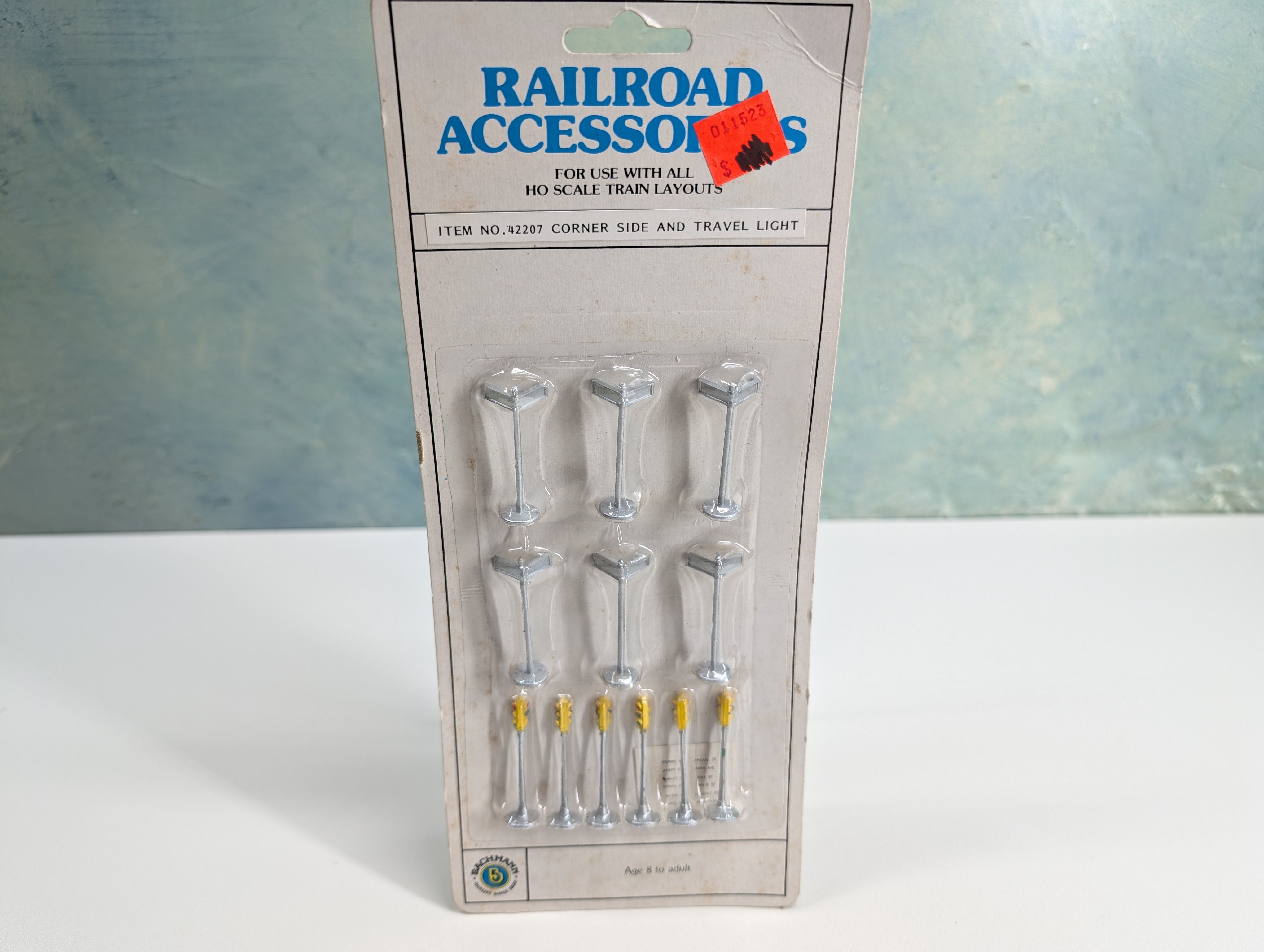 Bachmann 42207 HO Scale Street Corner Signs & Stop Light (12 pcs)