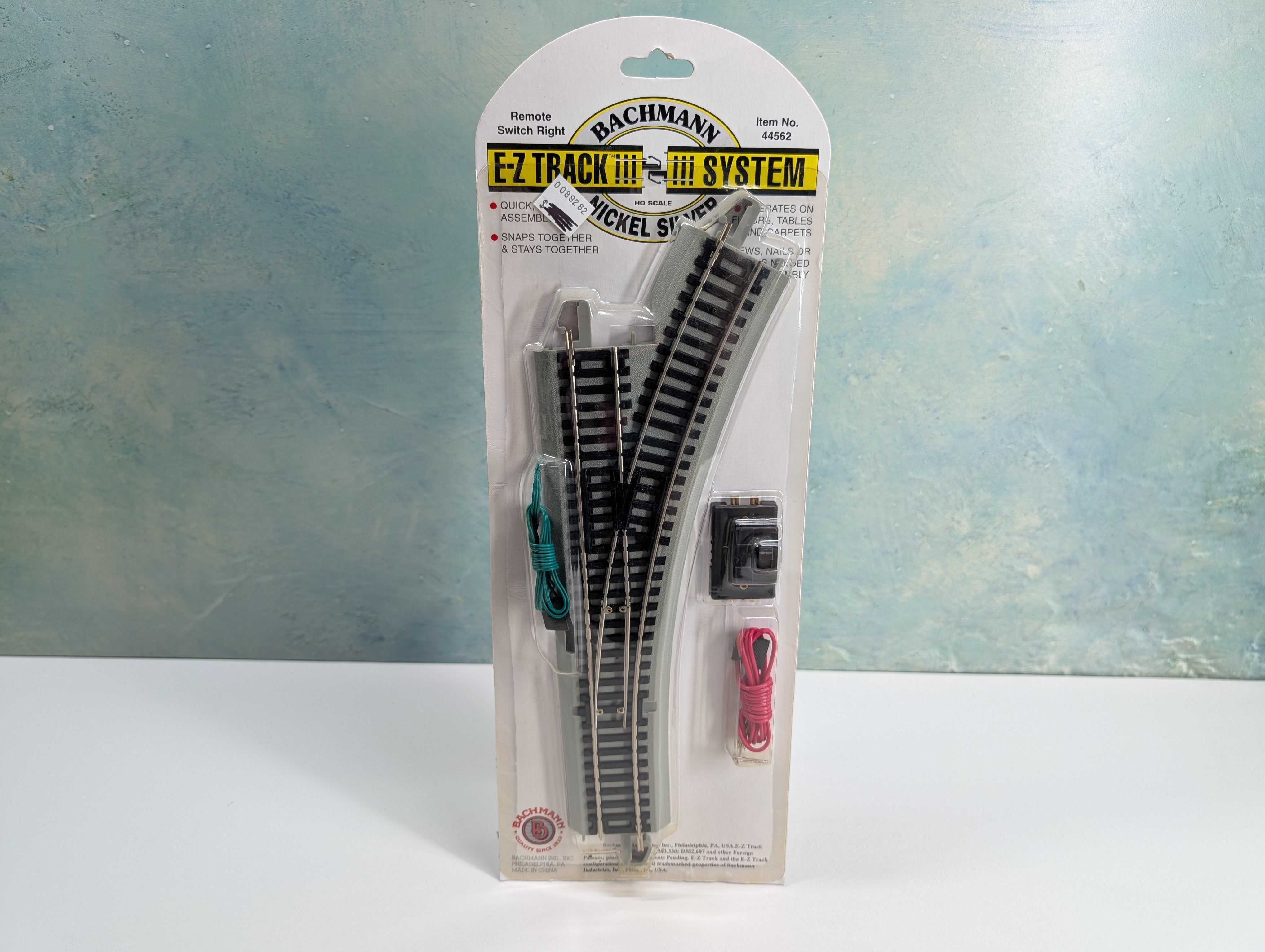 Bachmann 44562 HO Scale E-Z Track Remote Turnout Right, Gray Roadbed