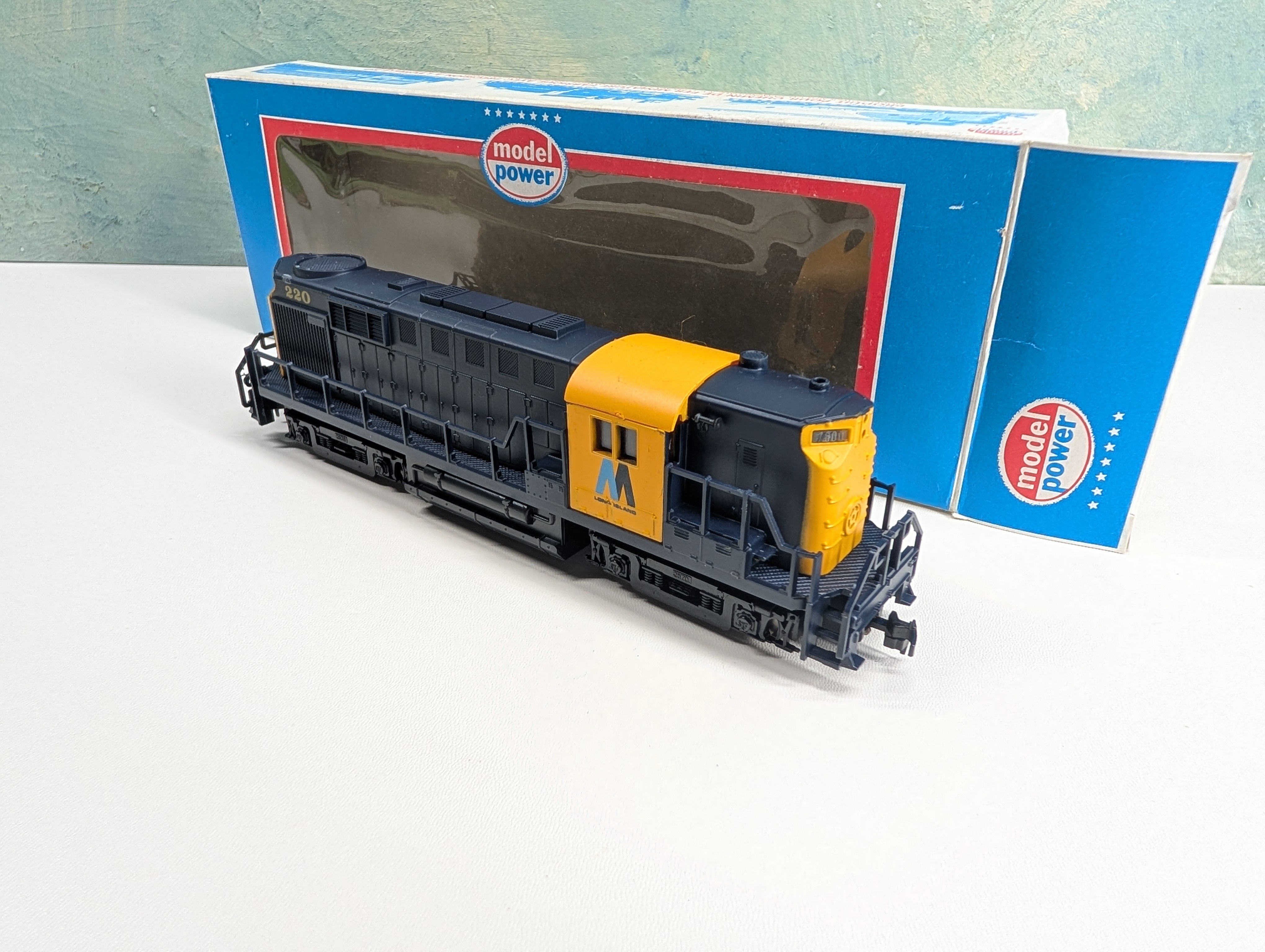 USED Model Power 6696 HO Scale Alco RS-11 Diesel Locomotive Long Island #220 Tested! RARE DC