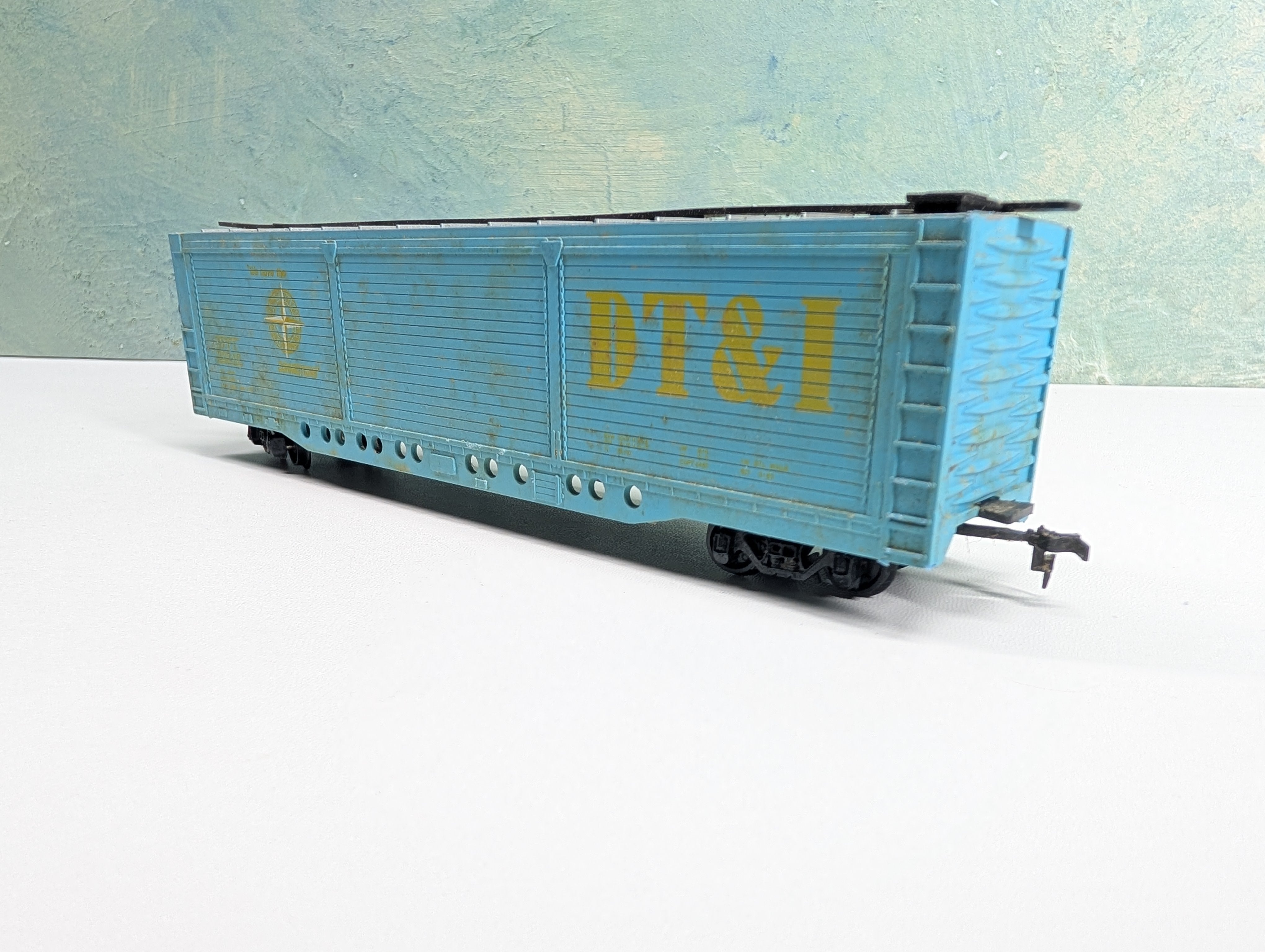 USED AHM HO Scale All Door Box Car, Lightly Weathered DT&I #32246