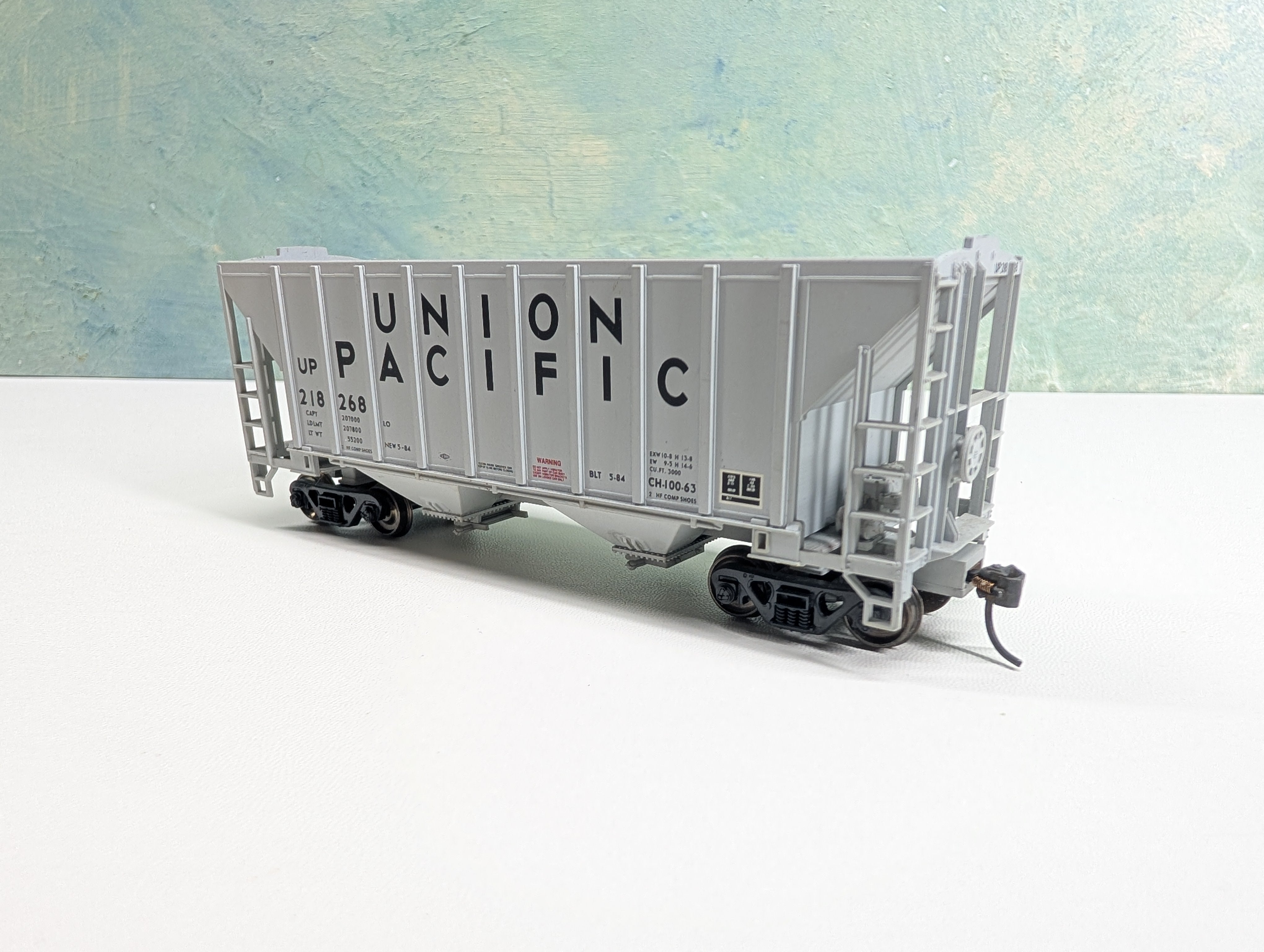 USED HO Scale Covered Hopper (no roof) Union Pacific UP #218268 Metal Wheels
