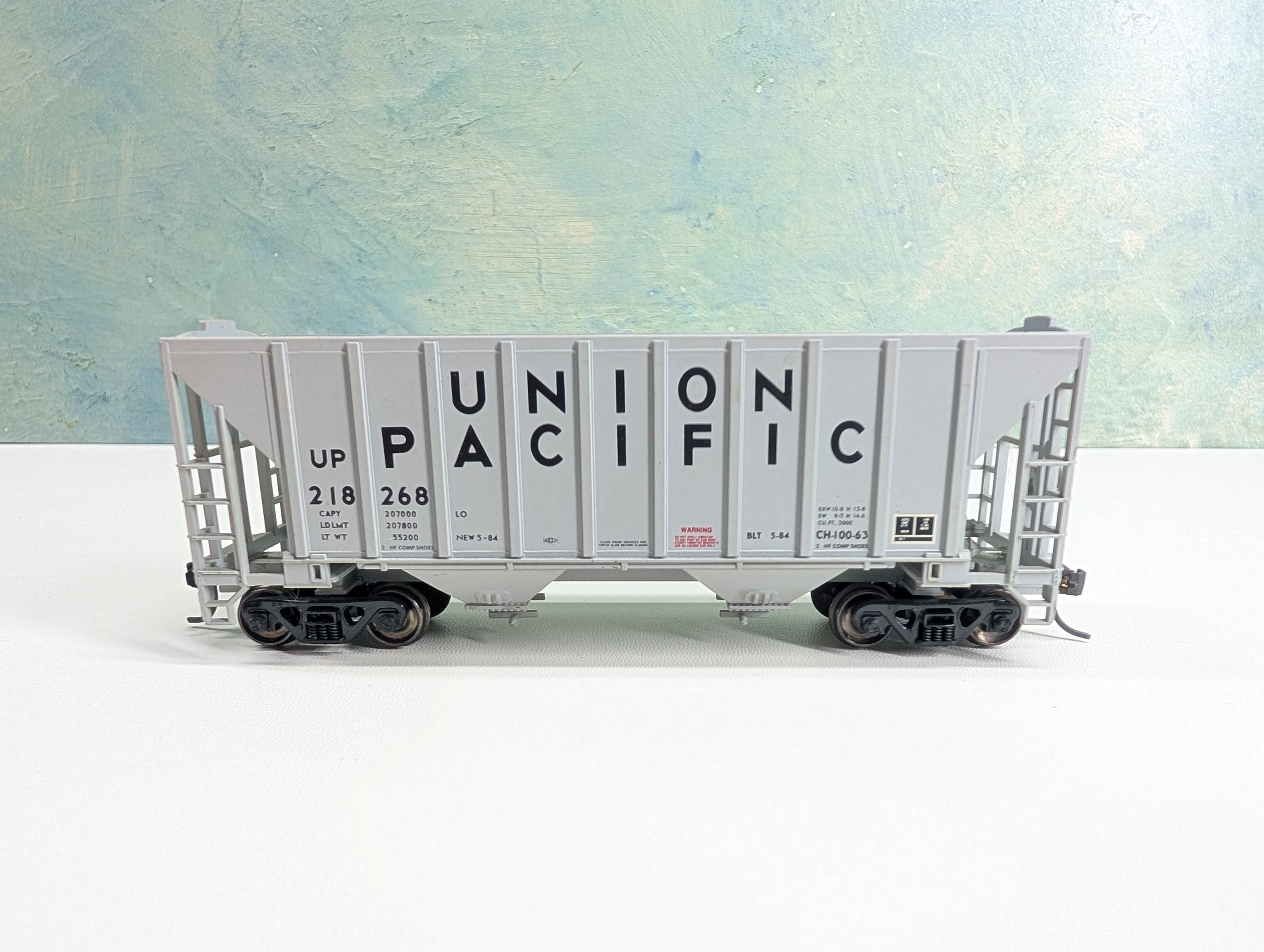 USED HO Scale Covered Hopper (no roof) Union Pacific UP #218268 Metal Wheels
