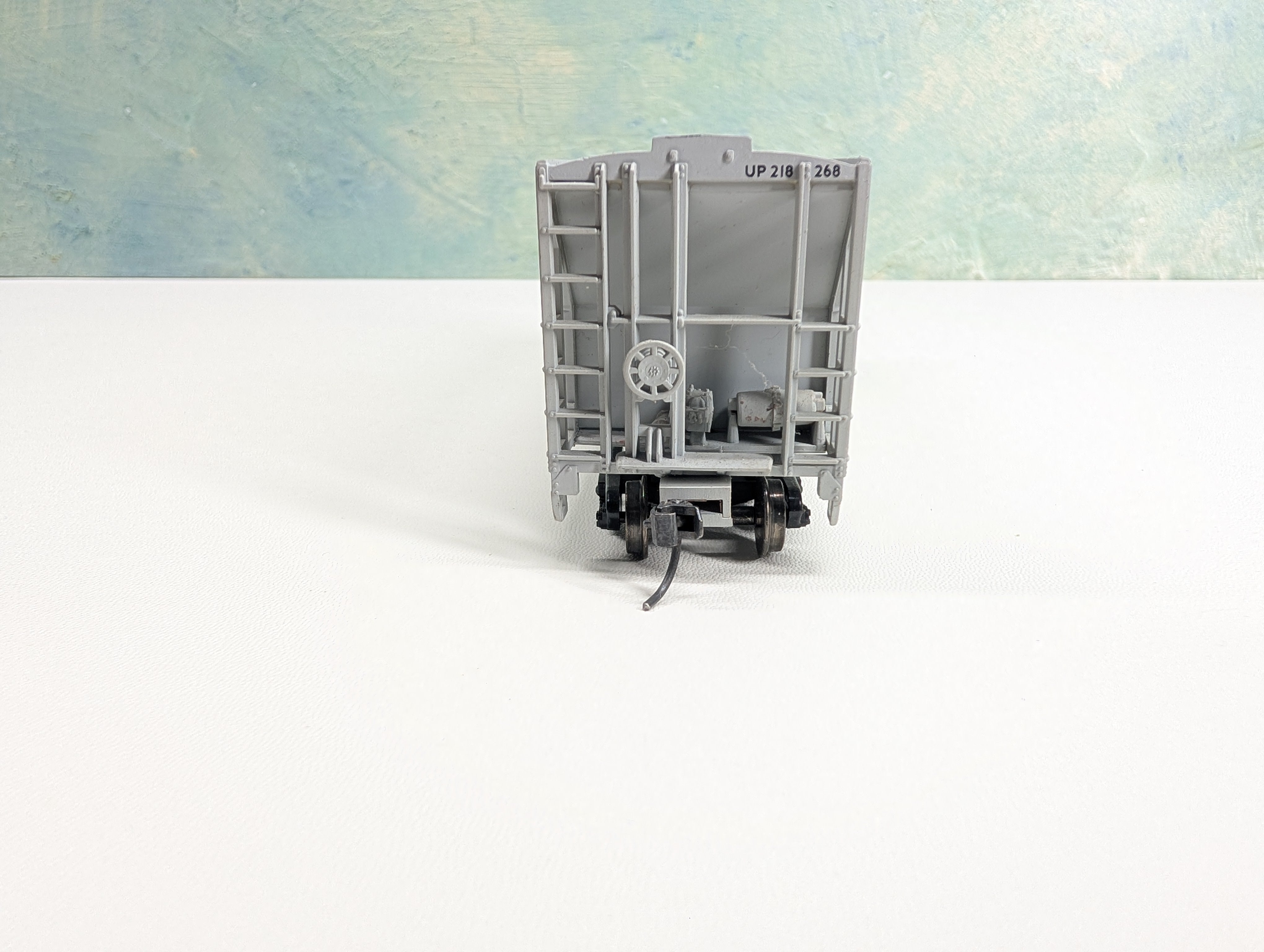 USED HO Scale Covered Hopper (no roof) Union Pacific UP #218268 Metal Wheels