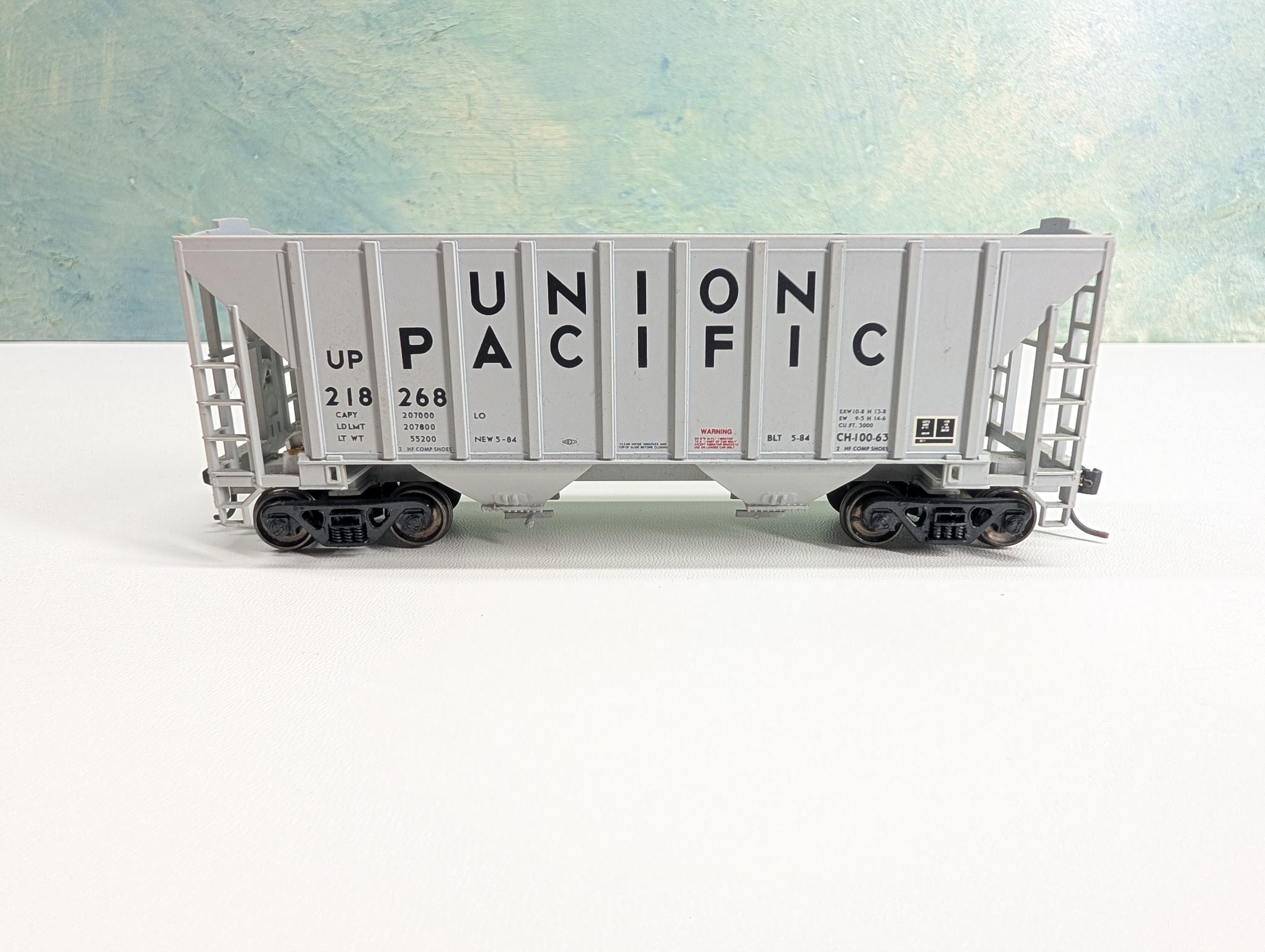 USED HO Scale Covered Hopper (no roof) Union Pacific UP #218268 Metal Wheels