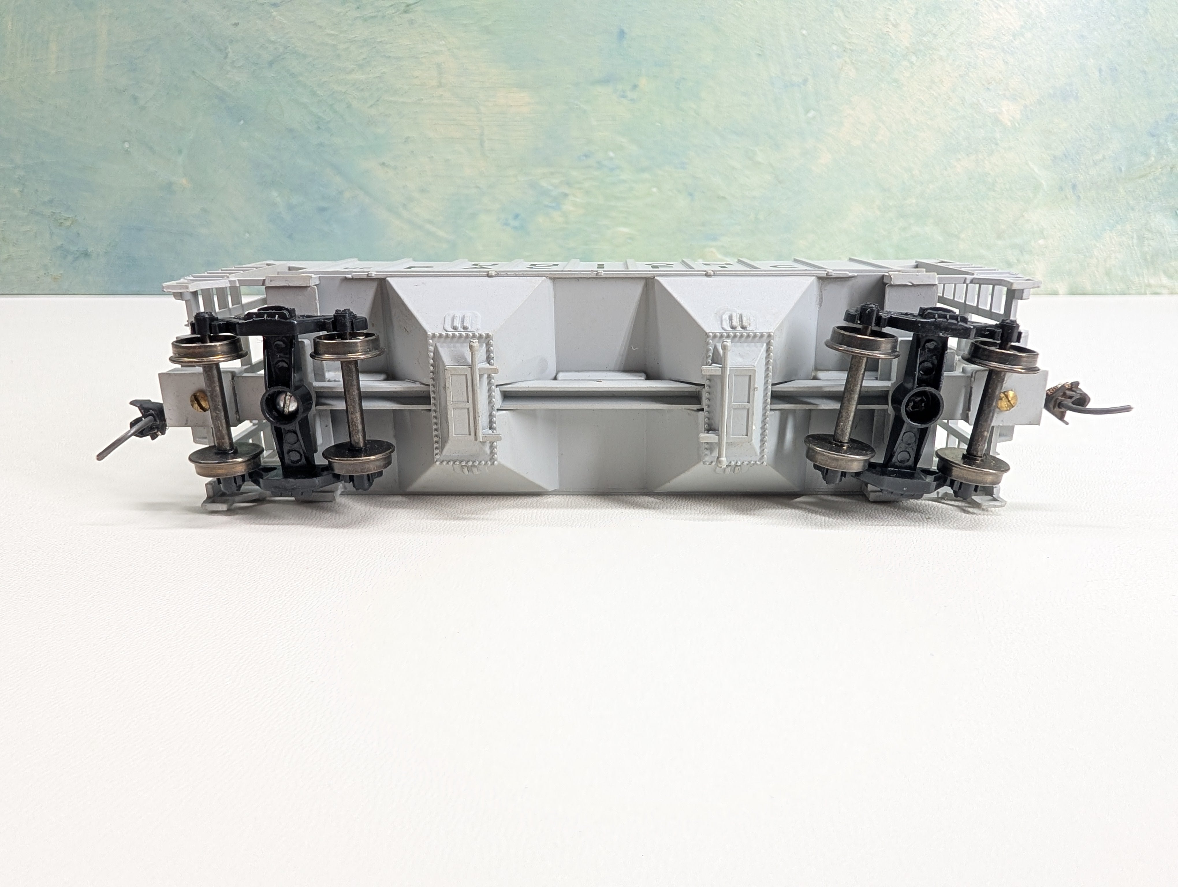 USED HO Scale Covered Hopper (no roof) Union Pacific UP #218268 Metal Wheels