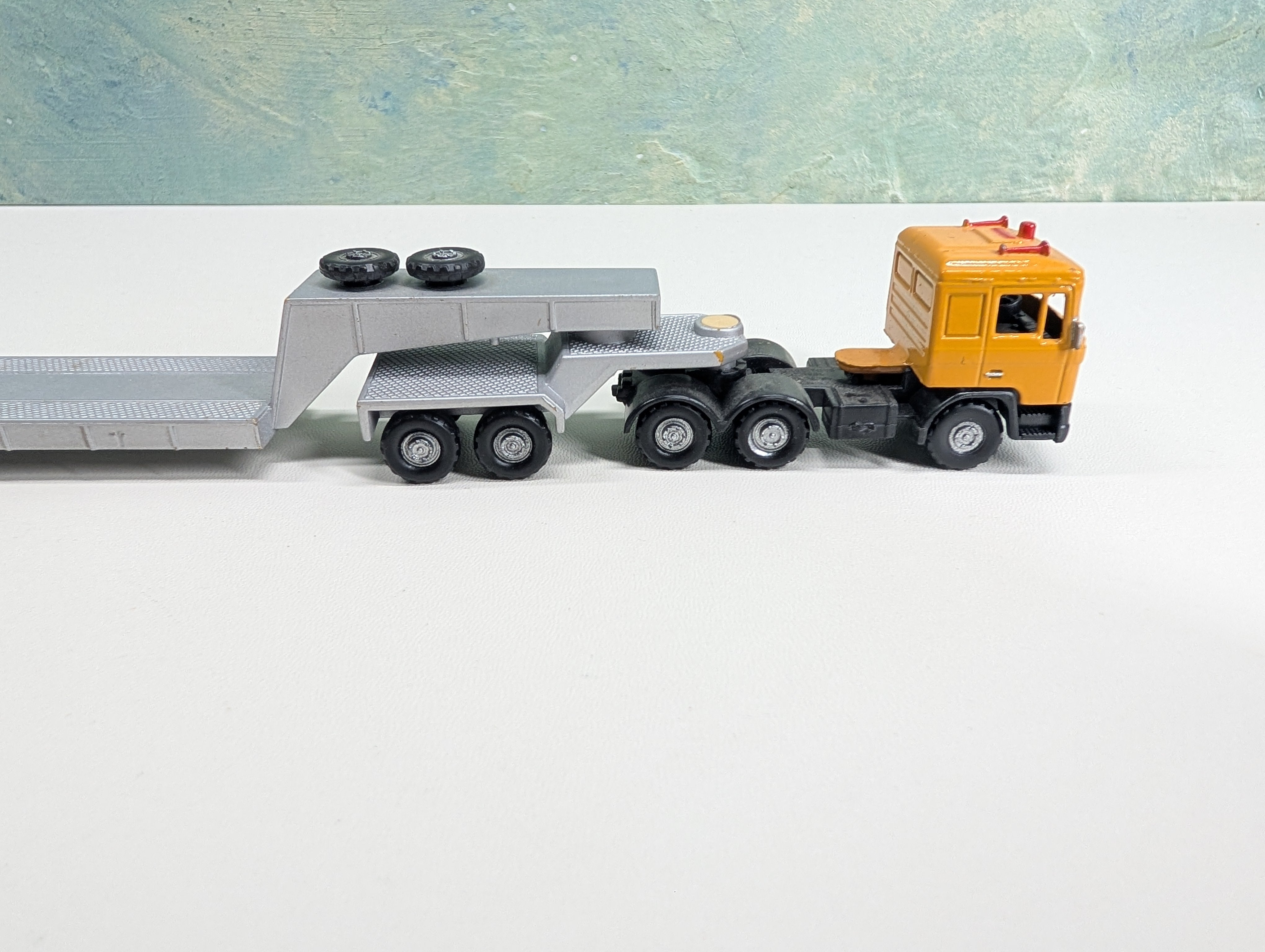 USED HO Scale Yellow Truck w/ Depressed Flatbed
