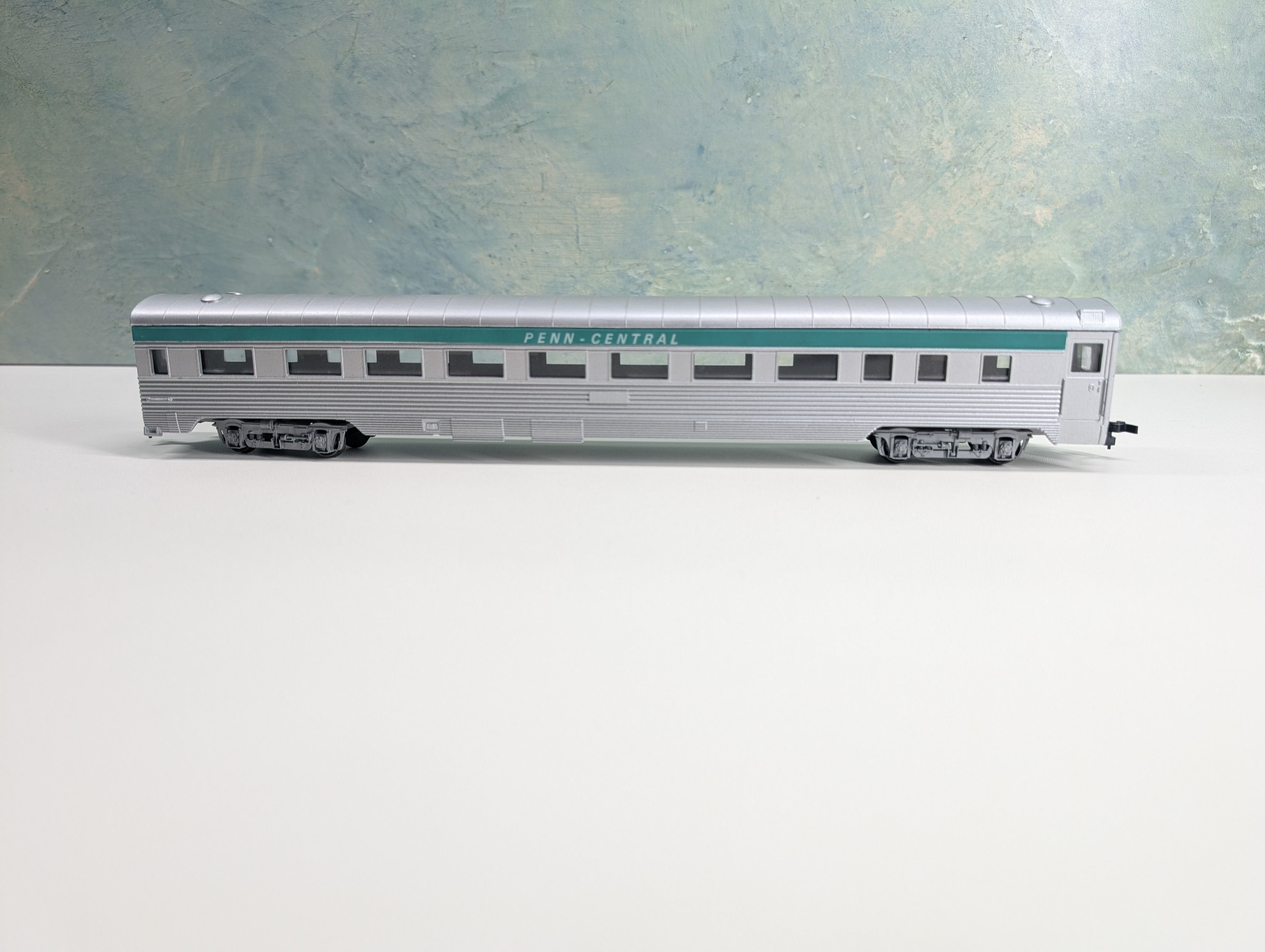 USED Con-Cor #H-708 HO Scale Coach Passenger Car Penn Central PC Metal Wheels
