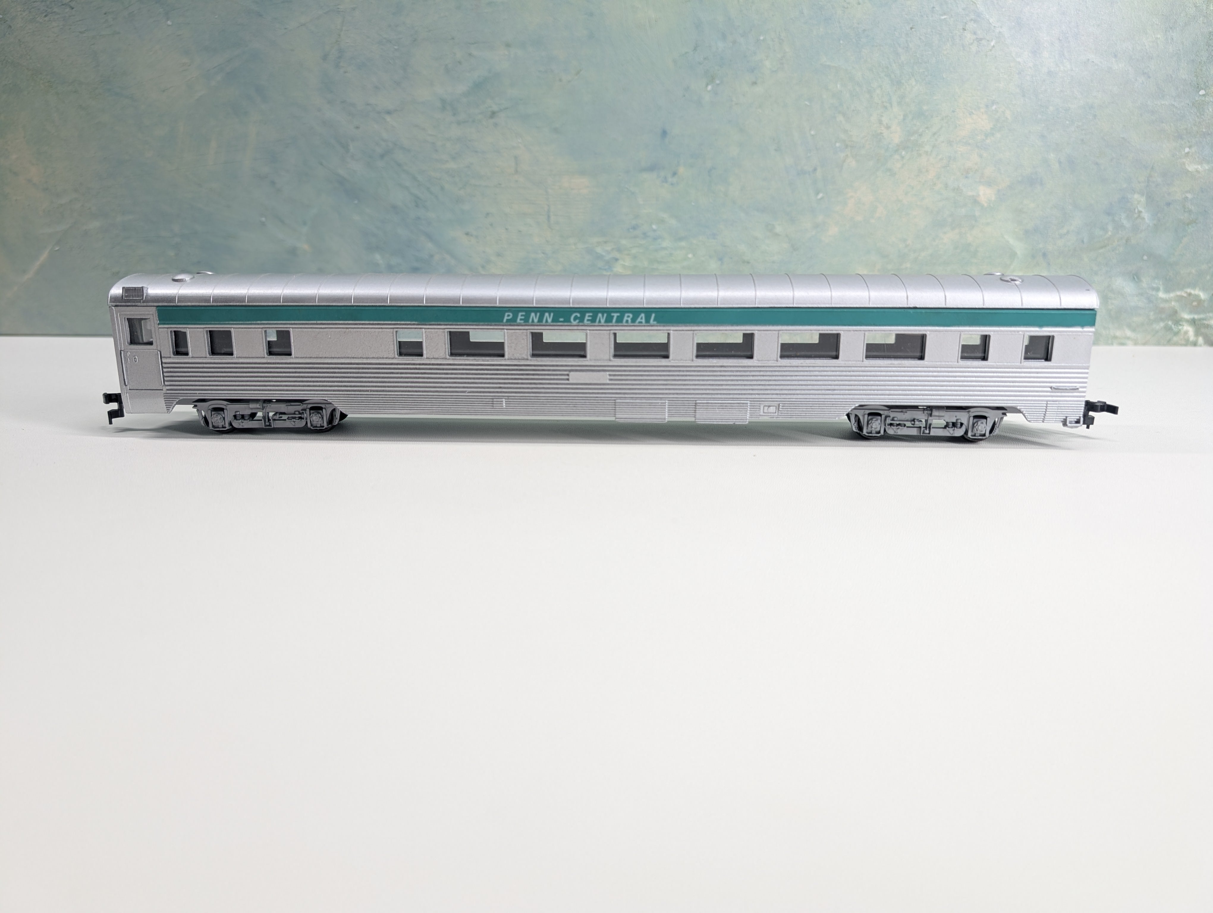 USED Con-Cor #H-708 HO Scale Coach Passenger Car Penn Central PC Metal Wheels